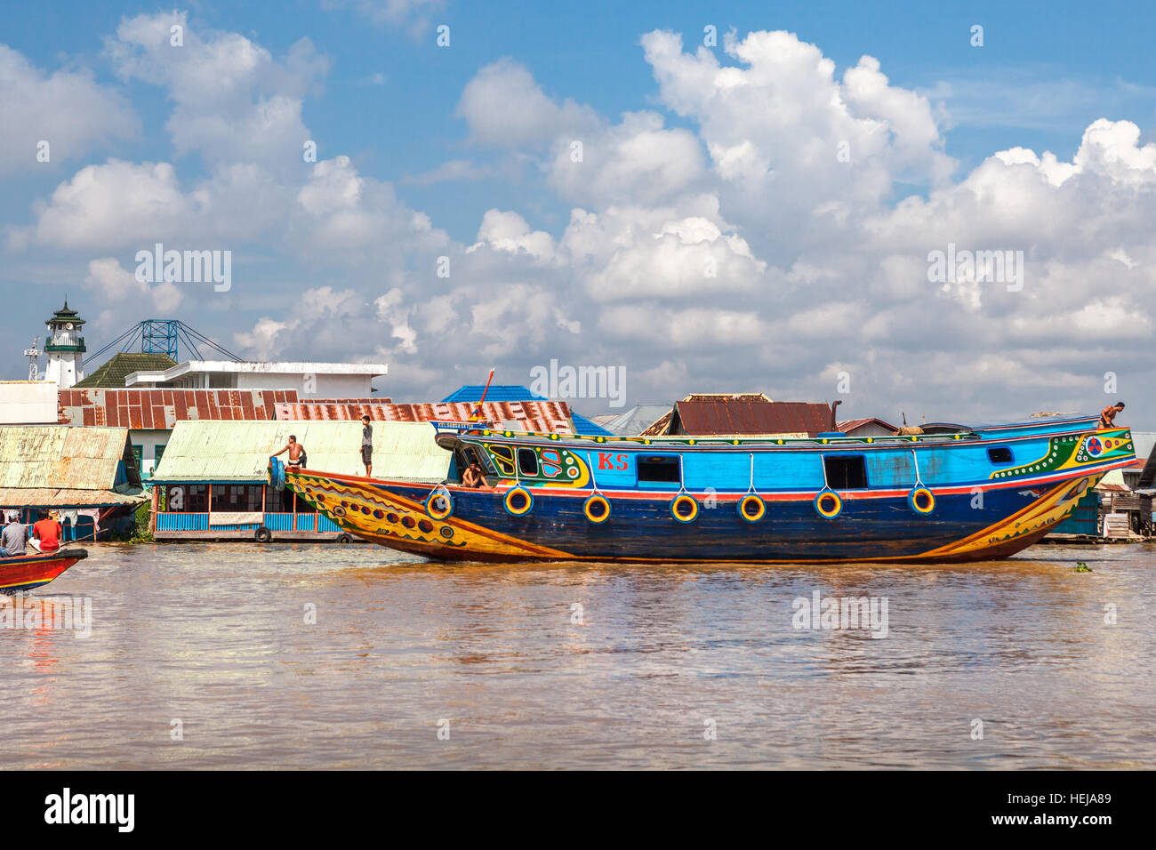 Holzboote und schwimmende Häuser in Musi Flussufer, Süd-Sumatra, Indonesien. Stockfoto