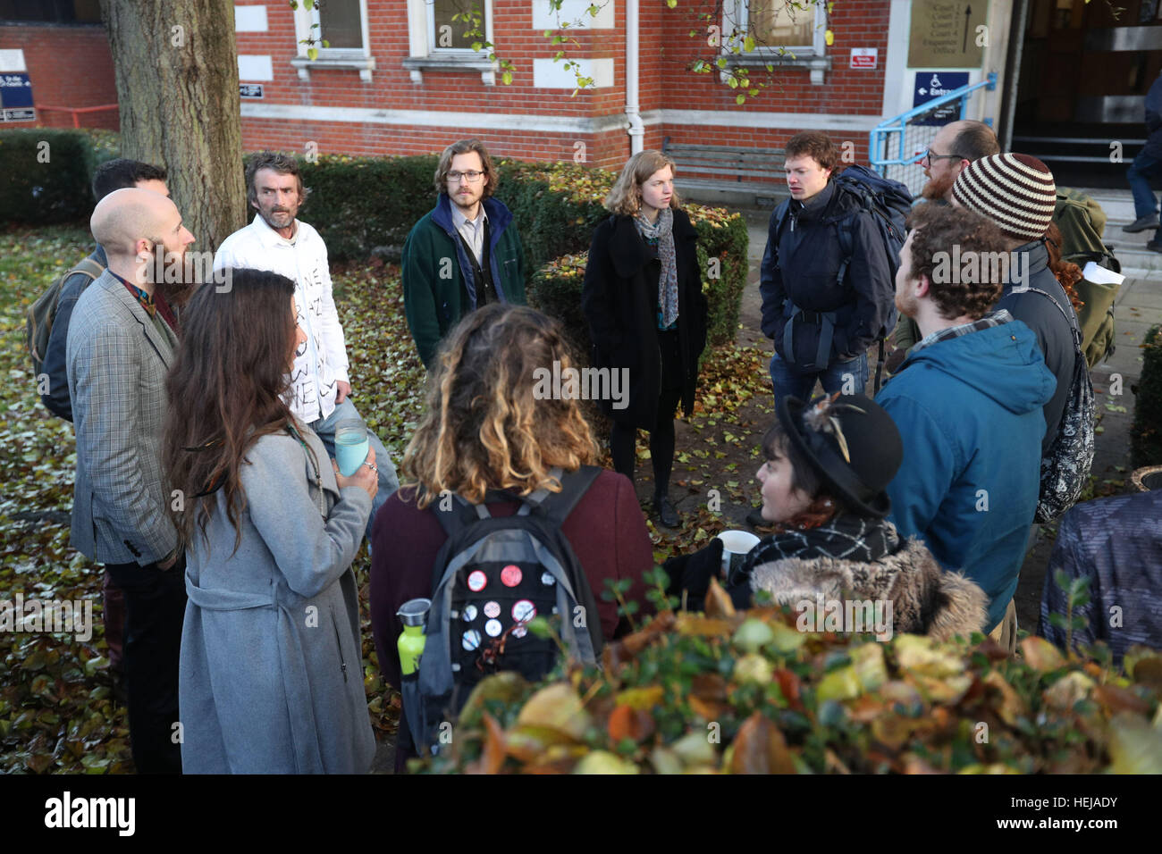 Demonstranten außerhalb Ealing Magistrates Court in West London vor 15 Personen dürften vor Gericht über einen Flughafen Heathrow Protest wo Aktivisten auf der M4 legen. Stockfoto