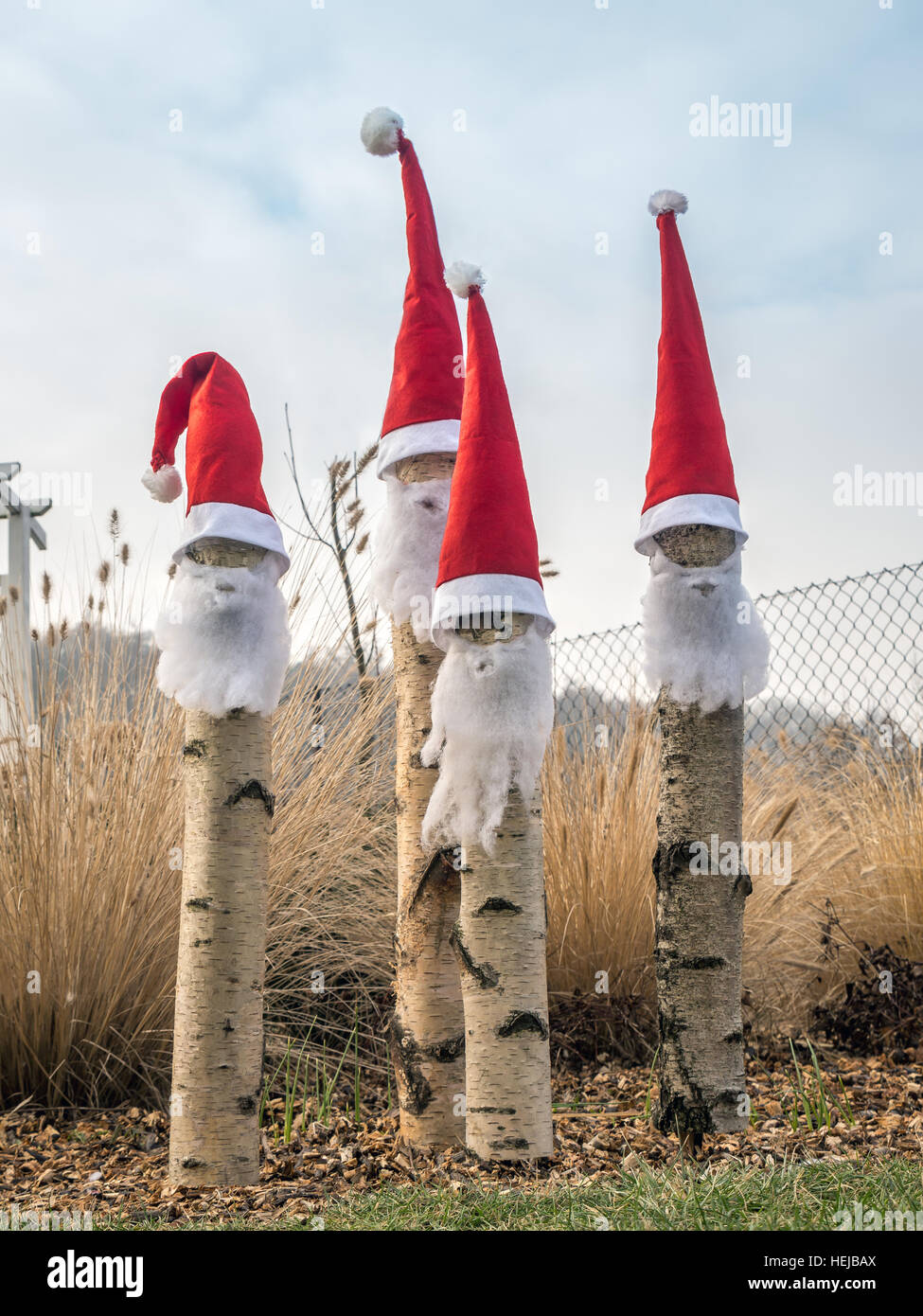 Vier der Weihnachtsmann Stil Gartenzwerge mit roten Hüten und weißen Bärten Stockfoto