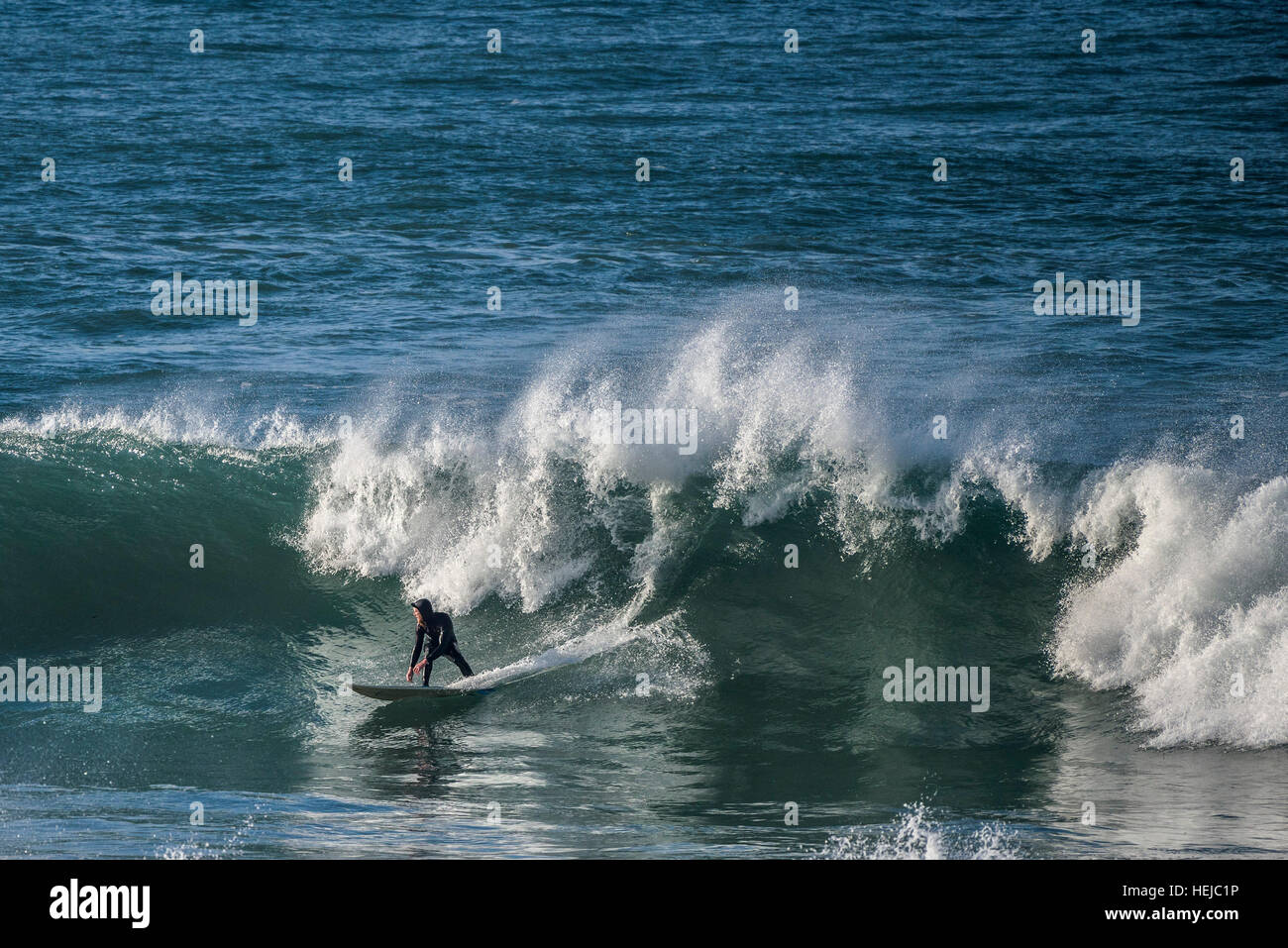 Eine Surfer reitet eine große Welle an kleinen Fistral in Newquay; Cornwall Stockfoto