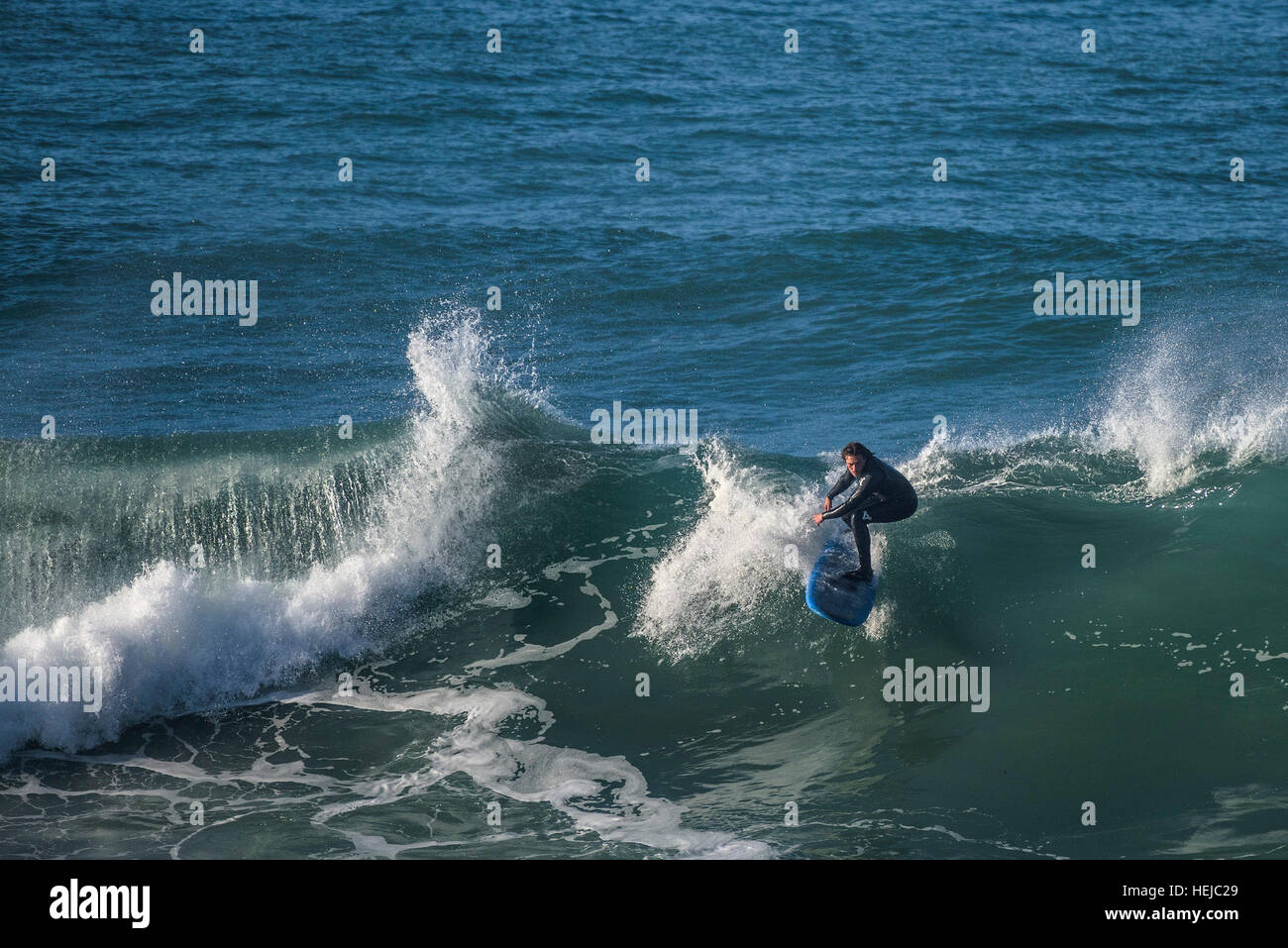 Eine Surfer reitet eine große Welle an kleinen Fistral in Newquay; Cornwall Stockfoto