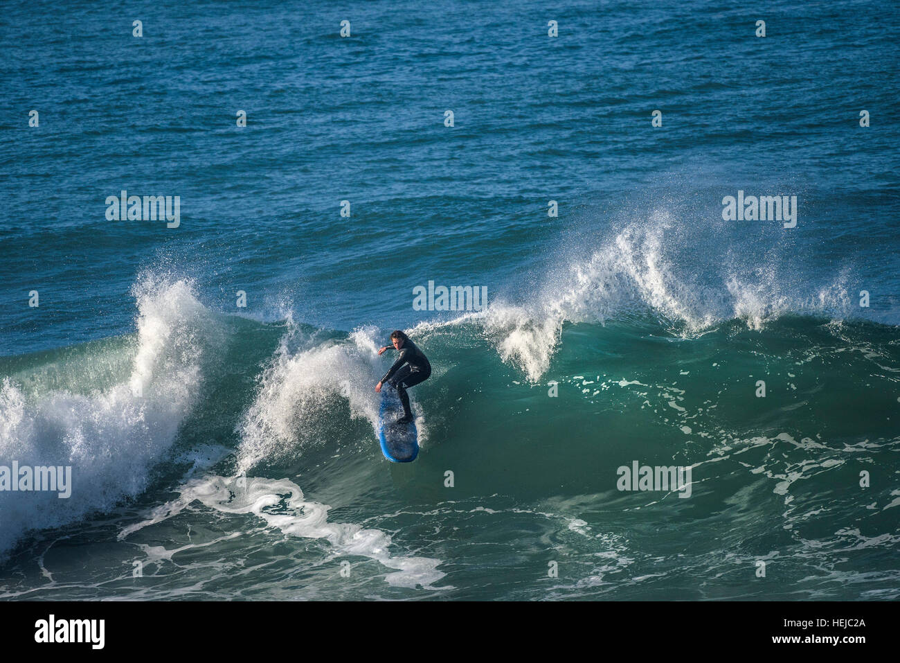 Eine Surfer reitet eine große Welle an kleinen Fistral in Newquay; Cornwall Stockfoto