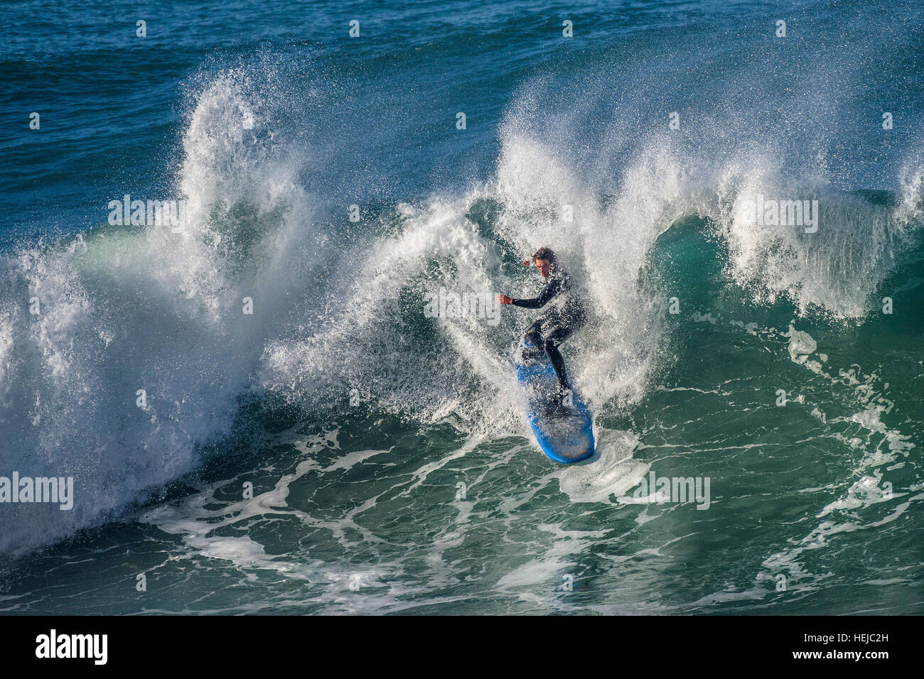 Ein Surfer in spektakulären Aktion als er eine große Welle an kleinen Fistral in Newquay reitet; Cornwall. VEREINIGTES KÖNIGREICH. Stockfoto