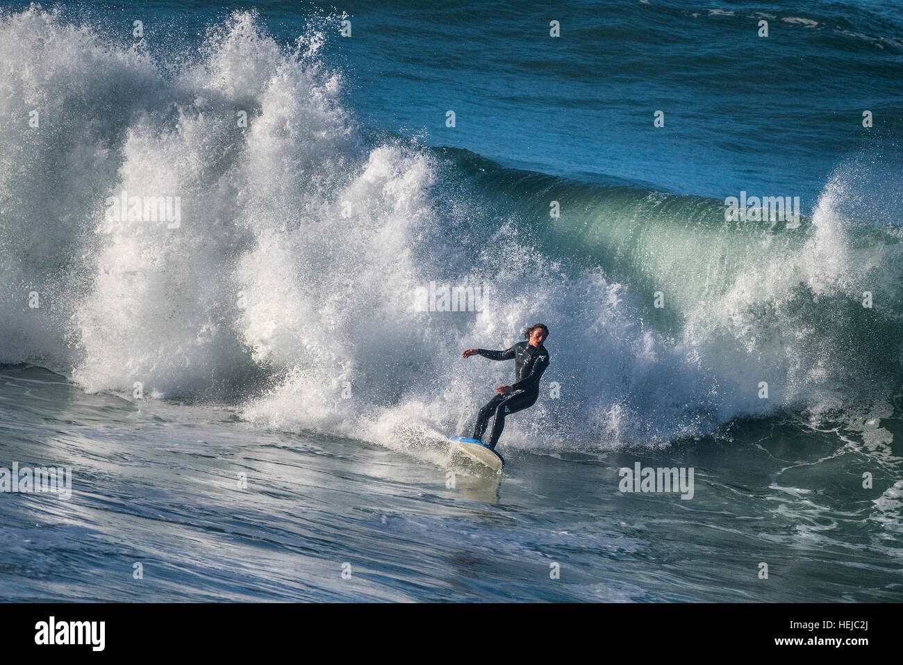 Ein Surfer in spektakulären Aktion als er eine große Welle an kleinen Fistral in Newquay reitet; Cornwall. VEREINIGTES KÖNIGREICH. Stockfoto