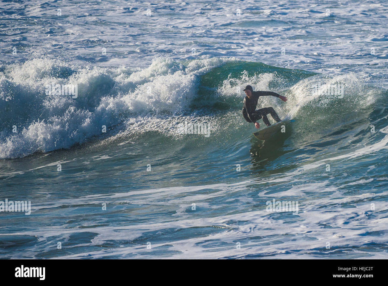 Eine Surfer reitet eine große Welle an kleinen Fistral in Newquay; Cornwall Stockfoto