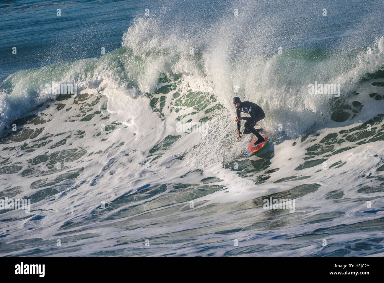 Eine Surfer reitet eine große Welle an kleinen Fistral in Newquay; Cornwall Stockfoto