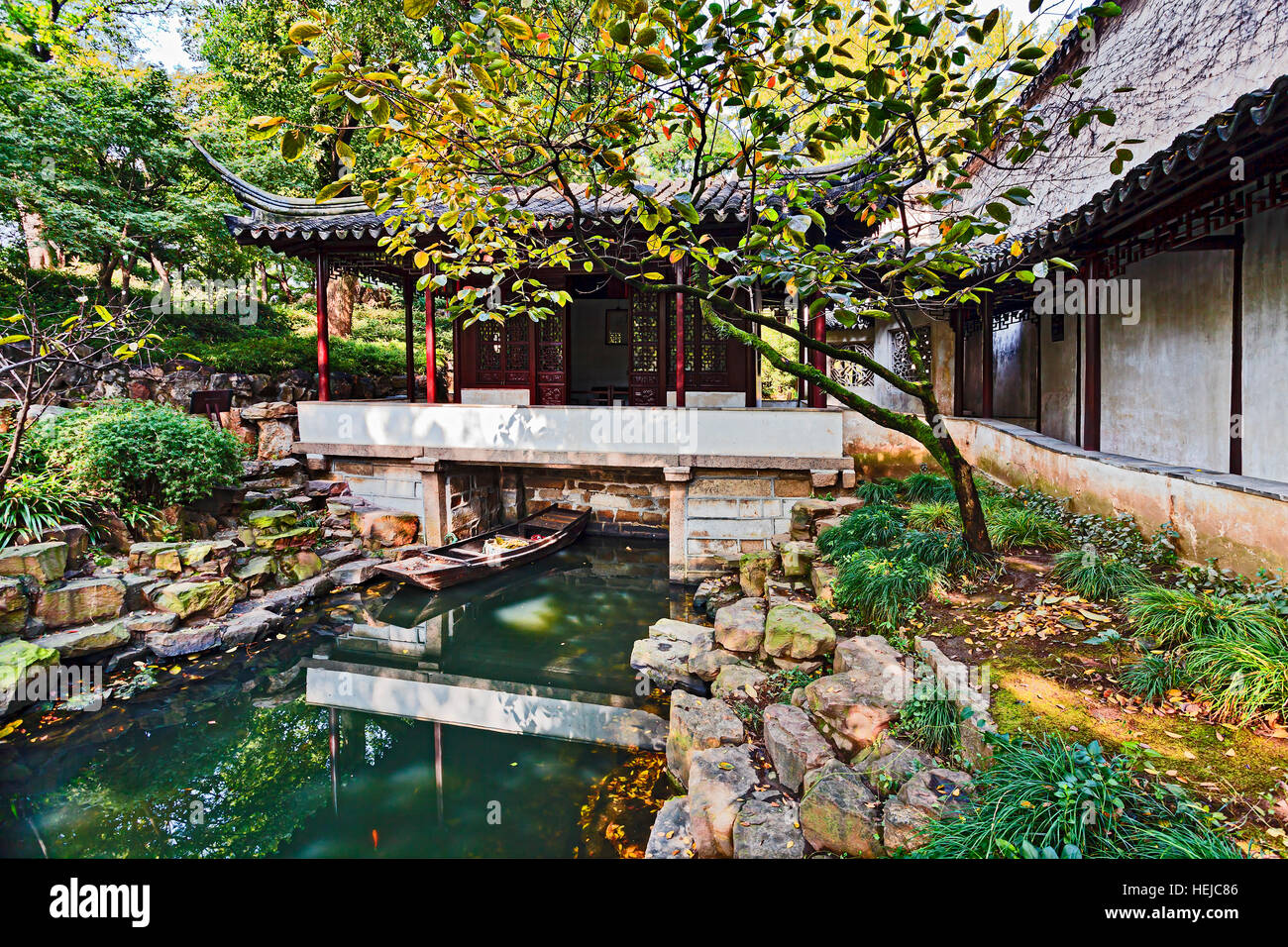 Traditionelle chinesische formalen Garten in Nanjing mit kleinen Kanal Wasser schwimmende Boot, klassischen Pavillons und Bäume zu begrüßen. Stockfoto