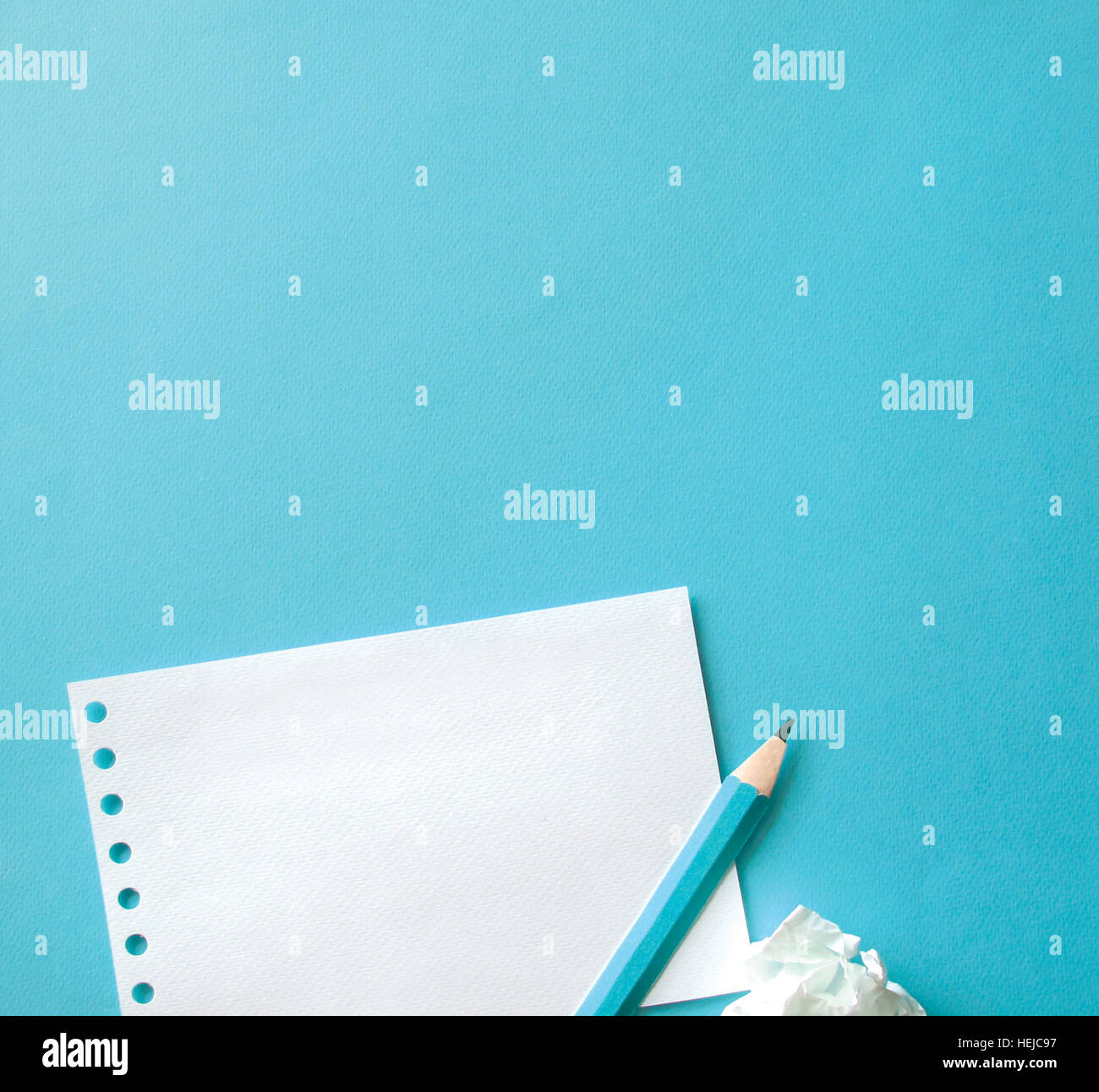 Blatt Papier und Stift mit blauem Hintergrund Stockfoto