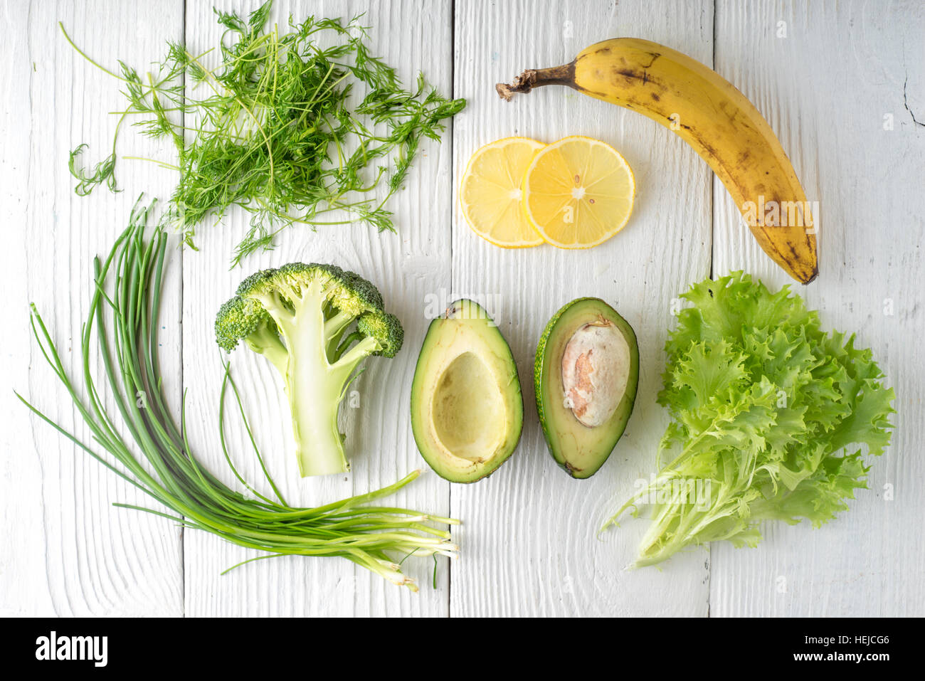 Grune Rustikal Und Banane Auf Horizontale Weisse Tafeln Stockfoto