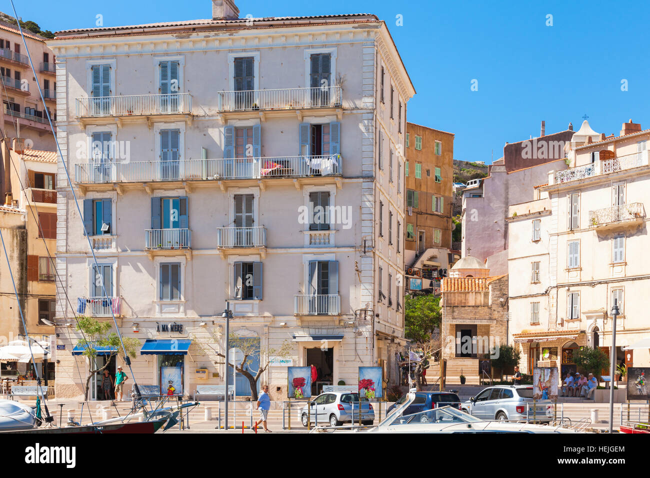 Bonifacio, Frankreich - 2. Juli 2015: Coastal Streetview von Bonifacio, kleines Resort Hafenstadt der Insel Korsika in sonnigen Sommertag. Normale Menschen gehen Stockfoto