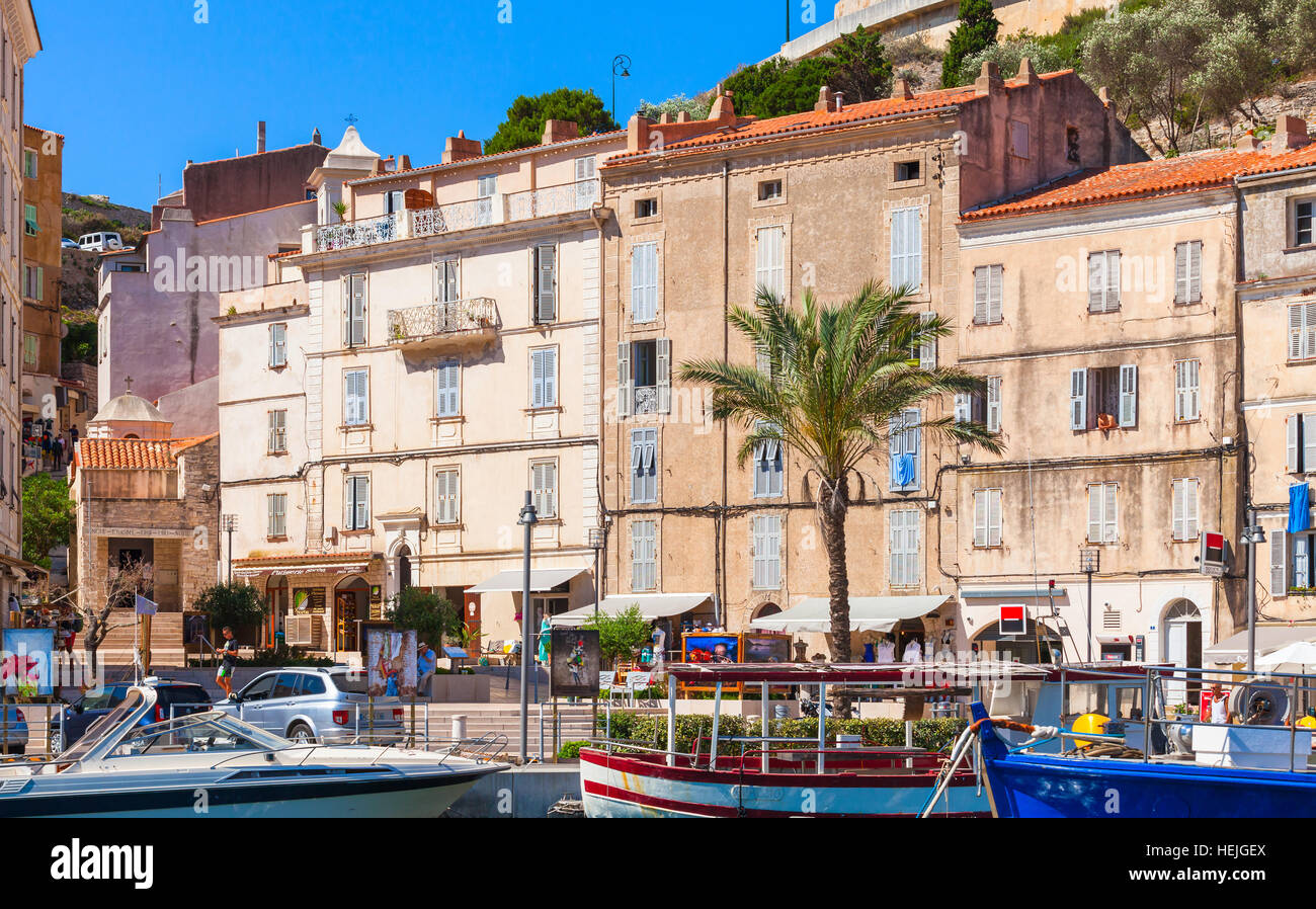 Bonifacio, Frankreich - 2. Juli 2015: Coastal Streetview von Bonifacio, kleines Resort Hafenstadt der Insel Korsika im Sommertag. Normale Menschen gehen Stockfoto