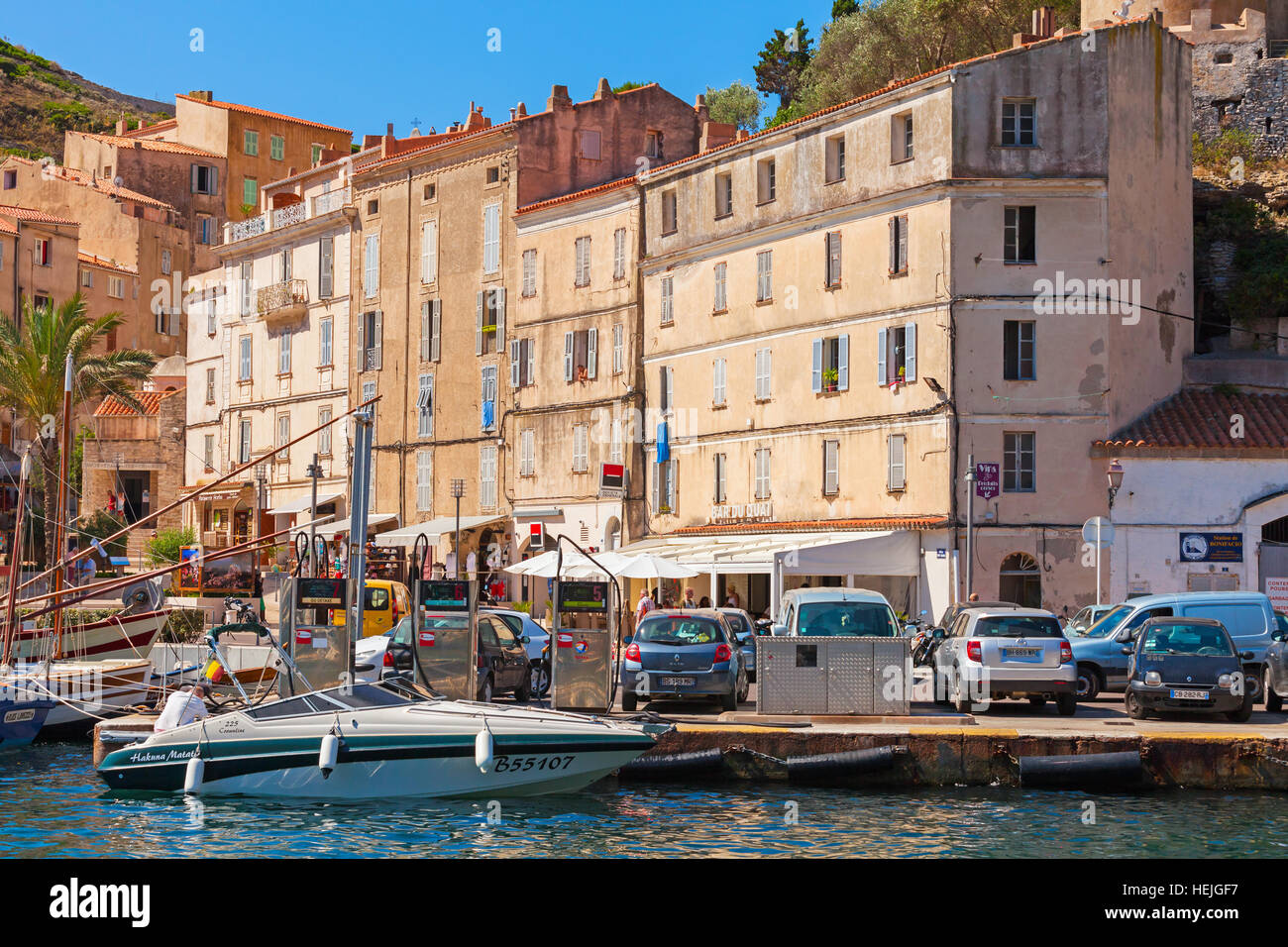 Bonifacio, Frankreich - 2. Juli 2015: Motorboot mit gewöhnlicher Mensch auf Tankstelle. Hafen von Bonifacio, kleines Resort Hafenstadt der Insel Korsika Stockfoto