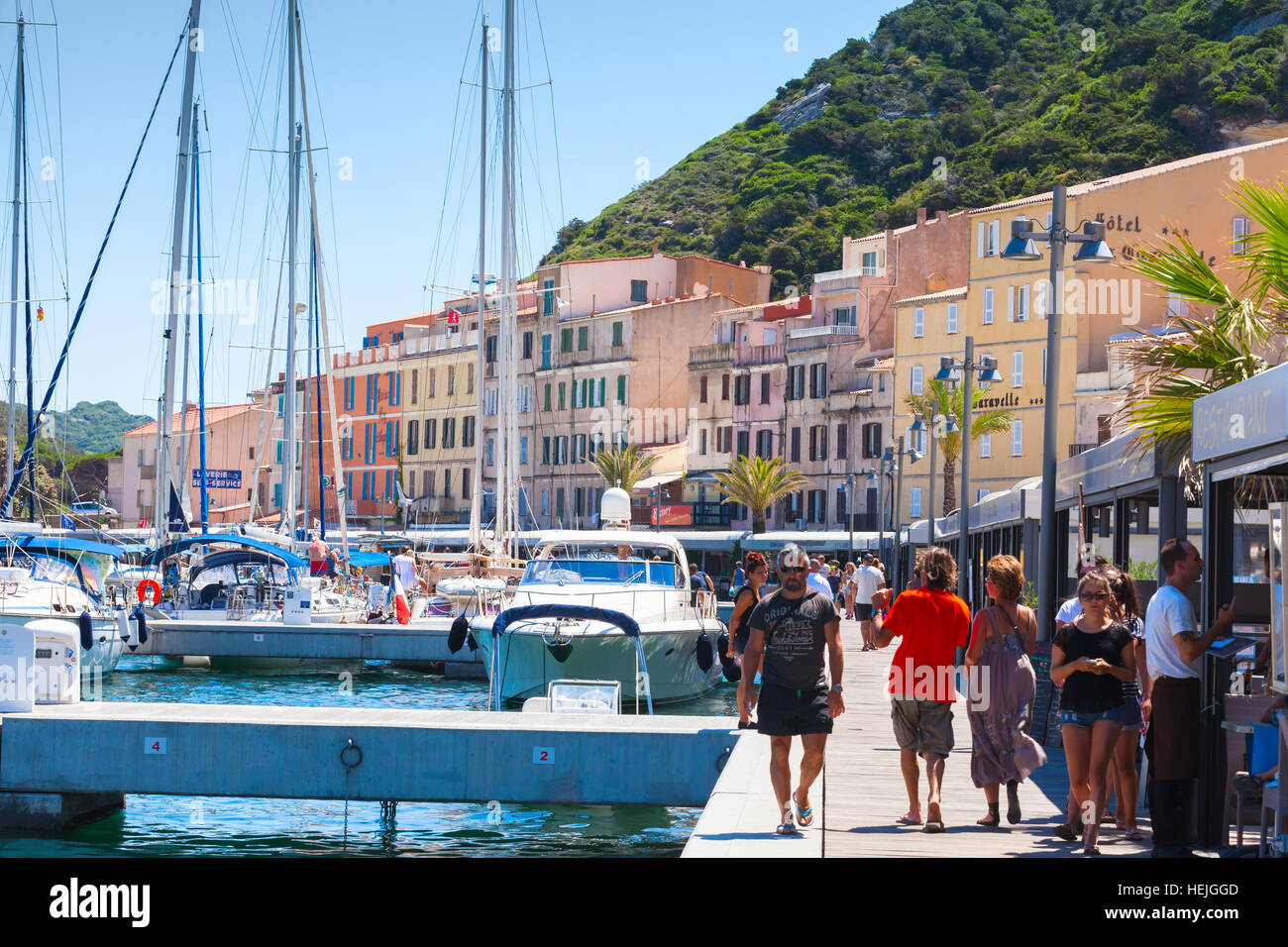 Hafenstadt Auf Korsika Mit 6 Buchstaben Bonifacio, Frankreich - 2. Juli 2015: Gewöhnliche Touristen Spaziergang