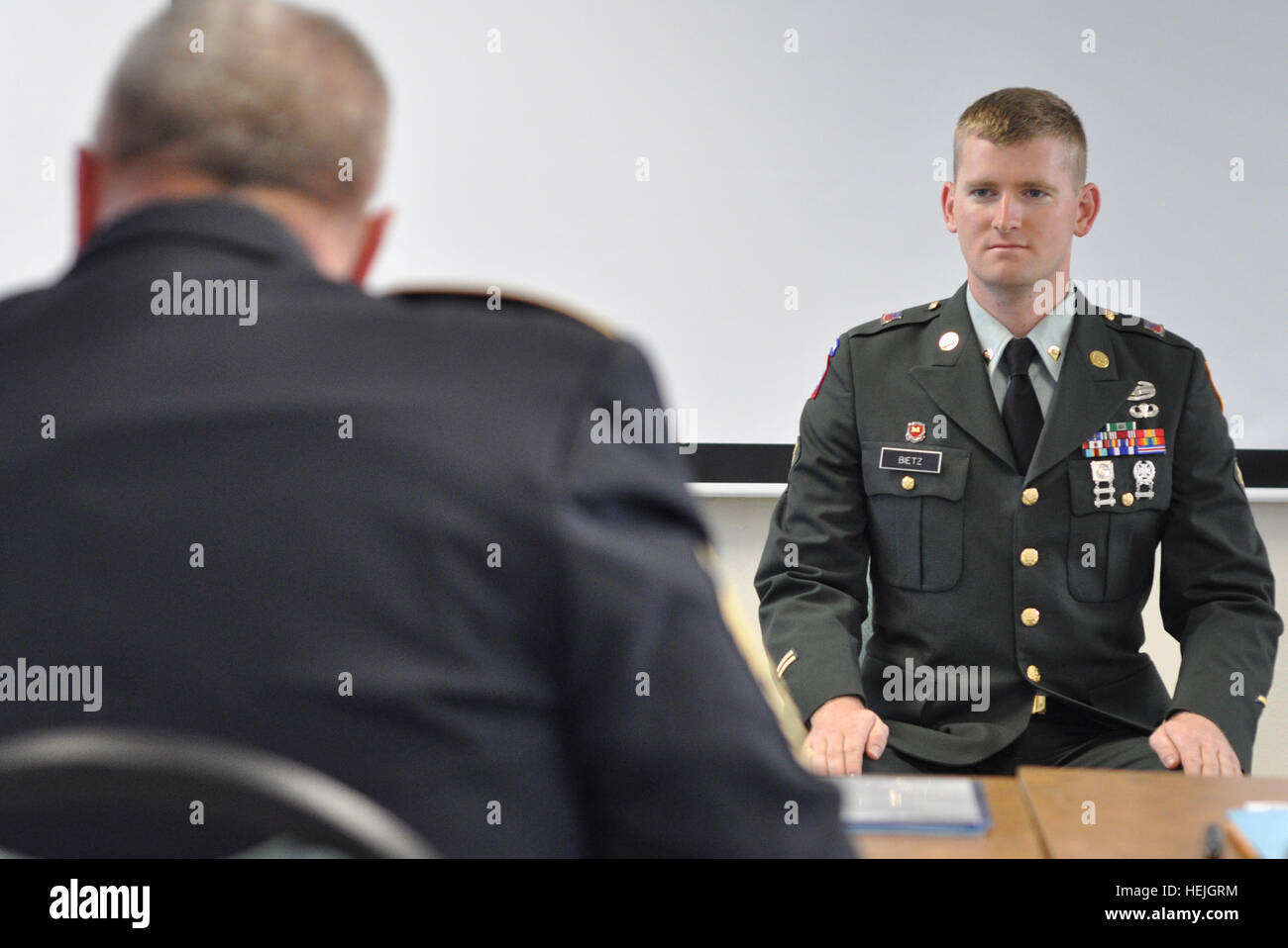 SPC. Daniel Bietz, statt 235. Sapper Company, 579th Engineer Battalion kalifornischen Nationalgarde, Antworten eine Frage von Command Sergeant Major Harold London der 79. Infantry Brigade Combat Team während ein Aussehen-Board im besten Krieger Wettbewerb 2011 im Camp San Luis Obispo, Kalifornien, Sept. 17. Dieses Erscheinungsbild Board war einzigartig, da es aus die acht Top-Sergeants major von Kalifornien mit insgesamt mehr als 200 Jahre militärische Erfahrung bestand. Kalifornischen Nationalgarde Soldaten zu konkurrieren, die 2011 besten Krieger Wettbewerb 466025 Stockfoto