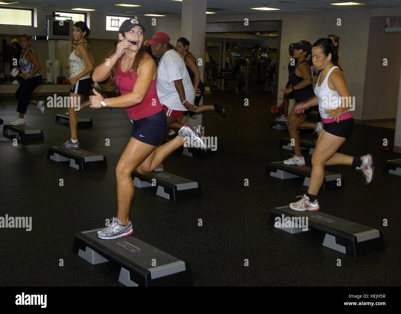 Elizabeth Griffin Step Aerobic Instruktorin motiviert ihrer Klasse das Tempo wahrend der Aerobathon Towle Gericht Fitness Center 19 September zu halten. Die Aerobathon lief von 09 00 bis mittags biete...