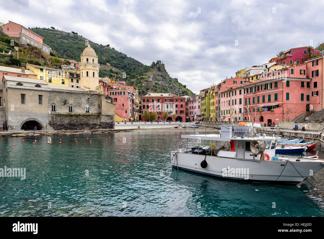 Kleines Fischerdorf Hafen von Vernazza im Nationalpark Cinque Terre in Ligurien, Italien Stockfoto