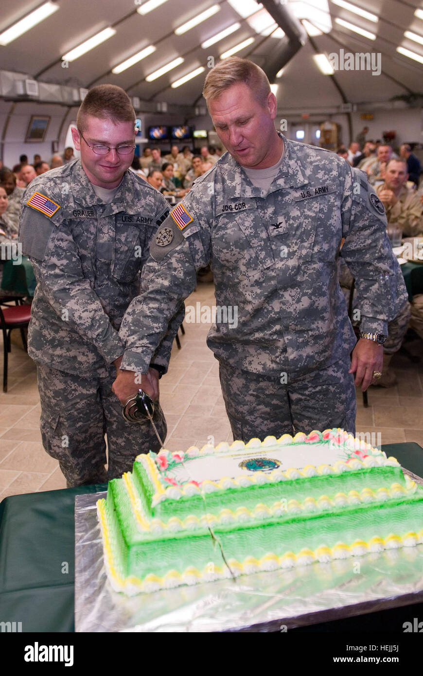 Pvt. Armee John Grauer und Armee Oberst Bruce Vargo, Kommandant des Arbeitskreises gemeinsame Haft schneiden einen Kuchen zu Ehren von der Militärpolizei 68. Regimental Geburtstag in Joint Task Force Guantanamo, 25. September 2009. Der MP-Zweig wurde offiziell anerkannt von der Armee am 26. September 1941, und zählt zu einer der am meisten eingesetzten Zweige, nachgestellte nur der Special Forces. JTF Guantanamo führt sicher, humane, rechtliche und transparente Pflege und Obhut der Gefangenen, einschließlich der Militärkommission und die verurteilten bestellt von einem Gericht freigegeben. Die JTF führt Intelligenzansammlung, Analyse und Themensammlung Stockfoto