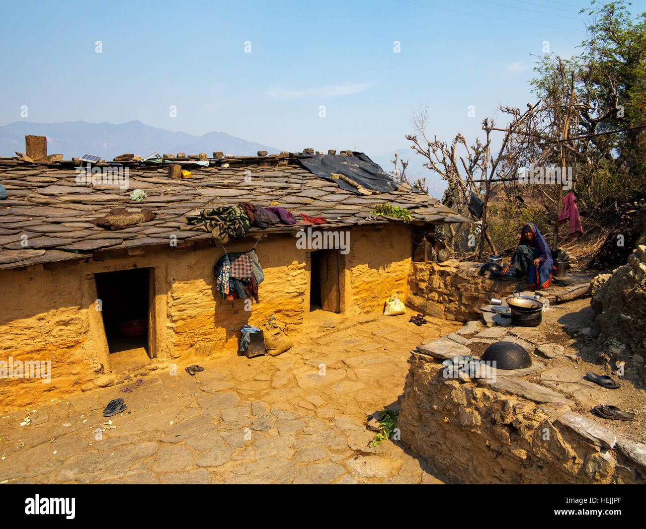 Kumaoni Haus mit Steindach im Tulla Kote Village in den Kumaon Hills, Uttarakhand, Indien Stockfoto