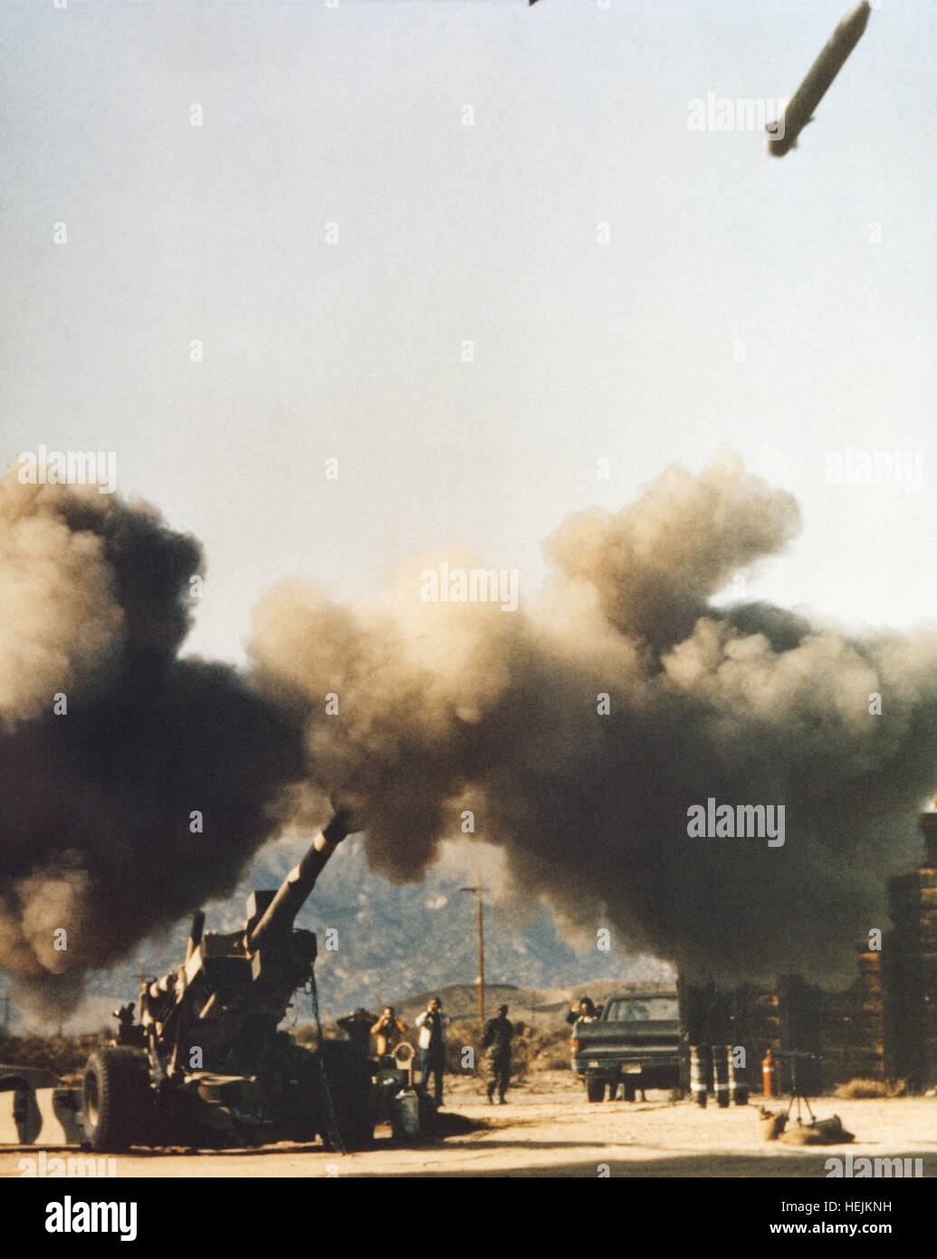 Ein M712 Copperhead Kanone gestartet lasergesteuerte Geschoss wird von einem modifizierten 155 mm M198 Haubitze ausgelöst. M712 Copperhead wird aus einer Haubitze M198 ausgelöst. Stockfoto