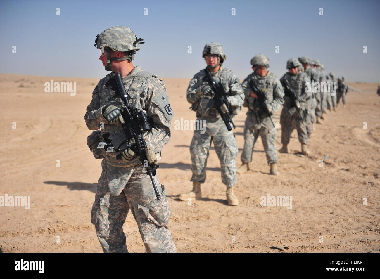 Soldaten, 3. Bataillon, 157. Feldartillerie, Colorado Army National Guard, 115. Fires Brigade, Standby-Modus für den Befehl "bereit, sich" während reflexive Heißausbildung im Ar-Ramadi, Irak, Okt. 5 zugewiesen. Ausbildung im Irak weiterhin für Colorado Gardisten 212878 Stockfoto