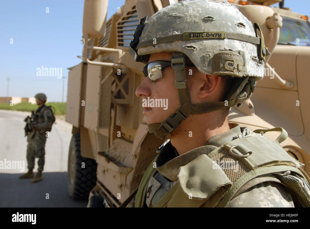 Staff Sgt David Ramirez von Manteca, Kalifornien, (Vordergrund) und Spc. Charles Coberg, ft. Lauderdale, Florida, ziehen Sie Sicherheit an einem Söhne des Irak Kontrollpunkt in der Nähe von Taji, hier, Okt. 6. Aufrechterhaltung der SoI Sicherheit nördlich von Bagdad 210910 Stockfoto