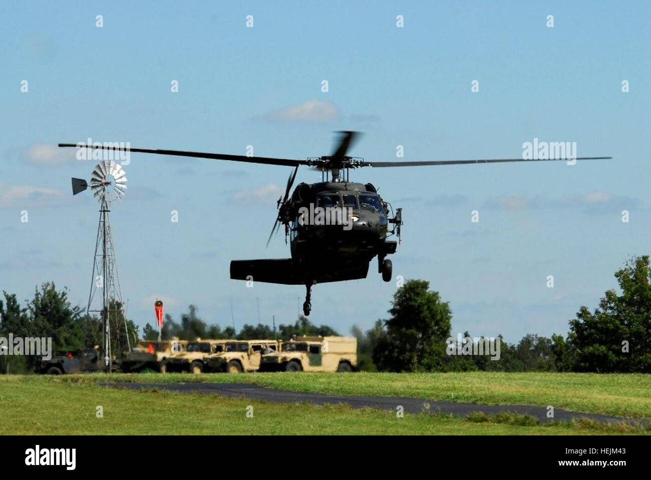 Das 5. Bataillon, 101st Aviation Regiment, 101st Combat Aviation Brigadeset einen vorderen Bereich Wiederbewaffnung und Betankung Punkt auf einem lokalen Bauernhof in Troy, Tenn Sept. 30 während Betrieb Diomedes, ein Air Assault Übung OfferingSoldiers vom 5-101 und 2nd Battalion, 327th Infanterie-Regiment 1stBrigade Combat Team die Möglichkeit, in unbekanntes Terrain zu trainieren. PHOTOSBY SADIE E. BLEISTEIN US Armeesoldaten 52787 drop in Stadt Stockfoto