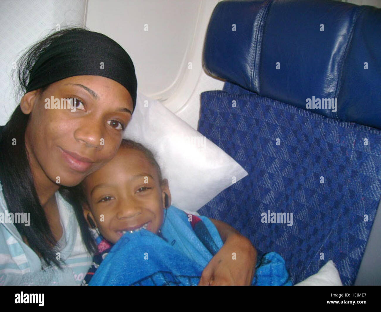 Seychellen Insel native Spc. Selma Colesbacco, Human ressources-Spezialist, posiert mit ihren 5-Jahr-alten Sohn David, auf einem Flug nach Familie im Januar 2008 auf der Insel zu besuchen. Colesbacco teilen oft ihre Zeit als Kind zwischen der Seychellen-Insel und Bassa del Geppe, Italien. Colesbacco wurde amerikanischer Staatsbürger im Al-Faw Palace auf Camp Victory 1 September. (Foto von Spc. Selma Colesbacco, 41. Brände Bde beigetragen.) Der Himmel ist die Grenze für neue US-Bürger 114032 Stockfoto