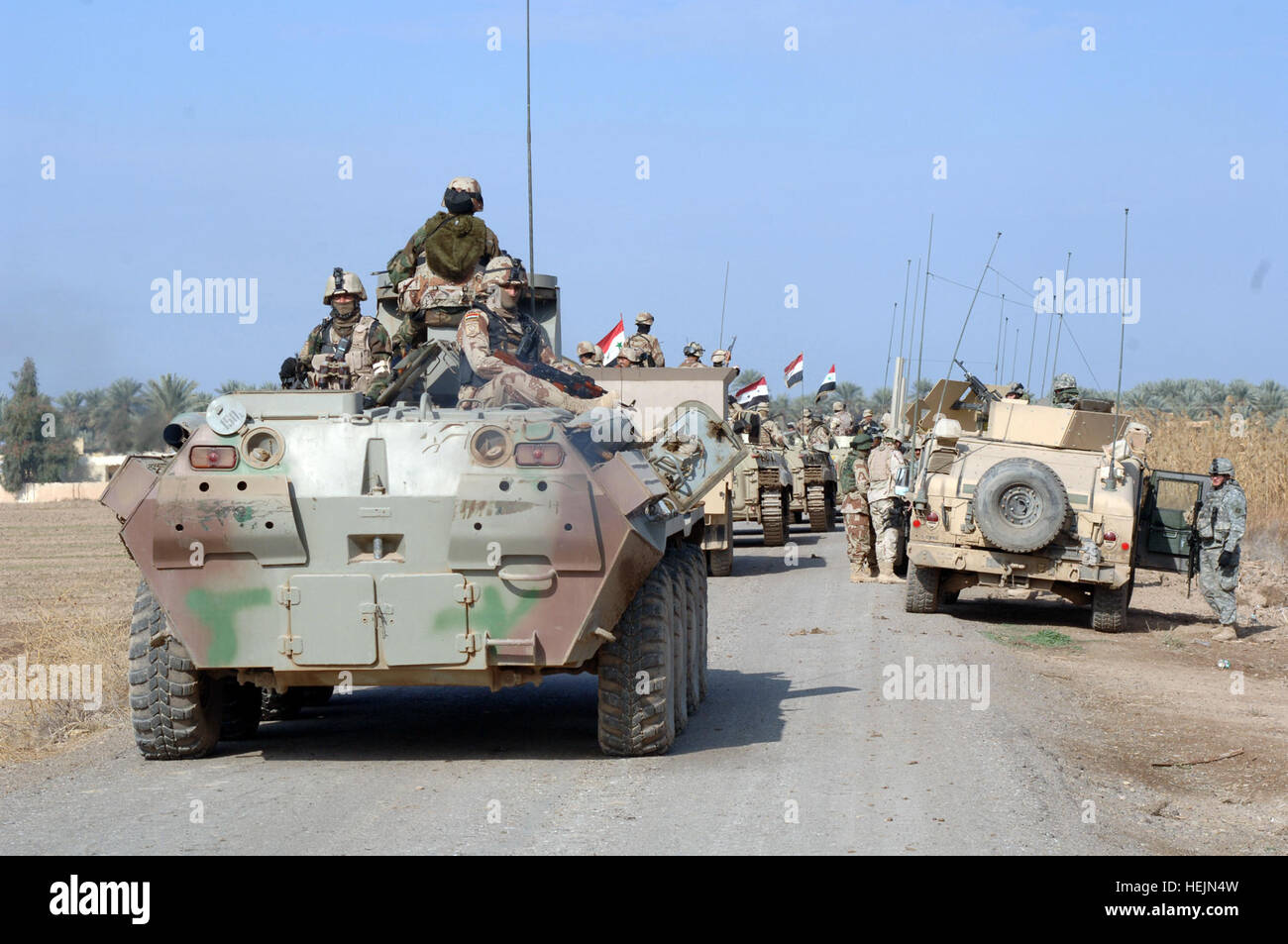 Irakische Kräfte der 9. mechanisierte Brigade führte eine Kordon und Suche von Hadem Mutleg, Irak in Verbindung mit Soldaten des 1. Bataillons, 66. CAB, 4. Infanterie-Division am 18. Januar 2006. (Uns Armee Foto von Spc. Charles W. Gill) (Freigegeben) Irakische BTR-94 neben einem Humvee Stockfoto