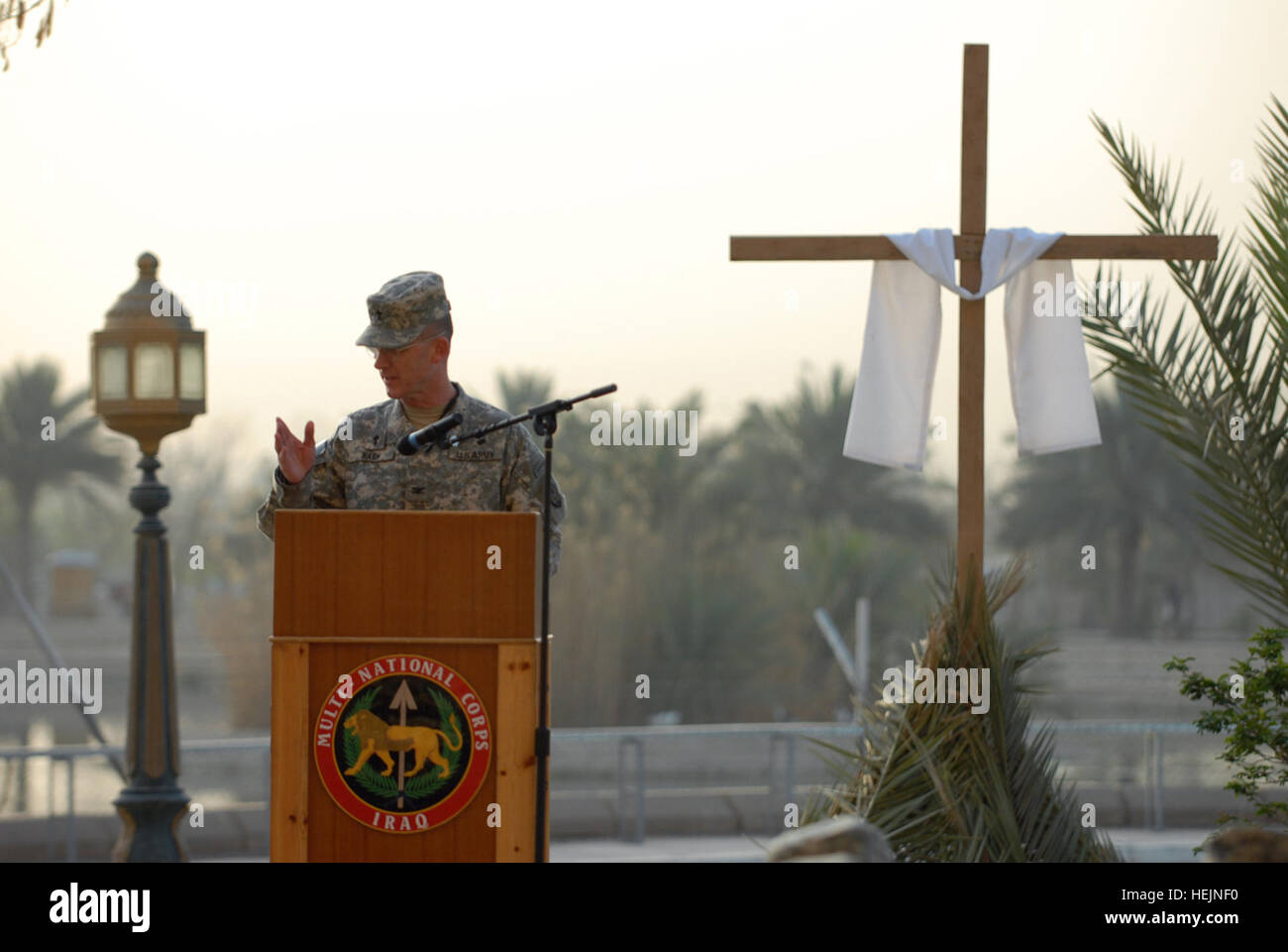 Geben Sie Kol. Pat Hash, Befehl Kaplan, Multi-National Corps - Irak, die Predigt beim Easter Sunrise Service im Al-Faw-Palast, am 23. März. Die Herrlichkeit Gottes ist reich an Camp Victory 81799 Stockfoto