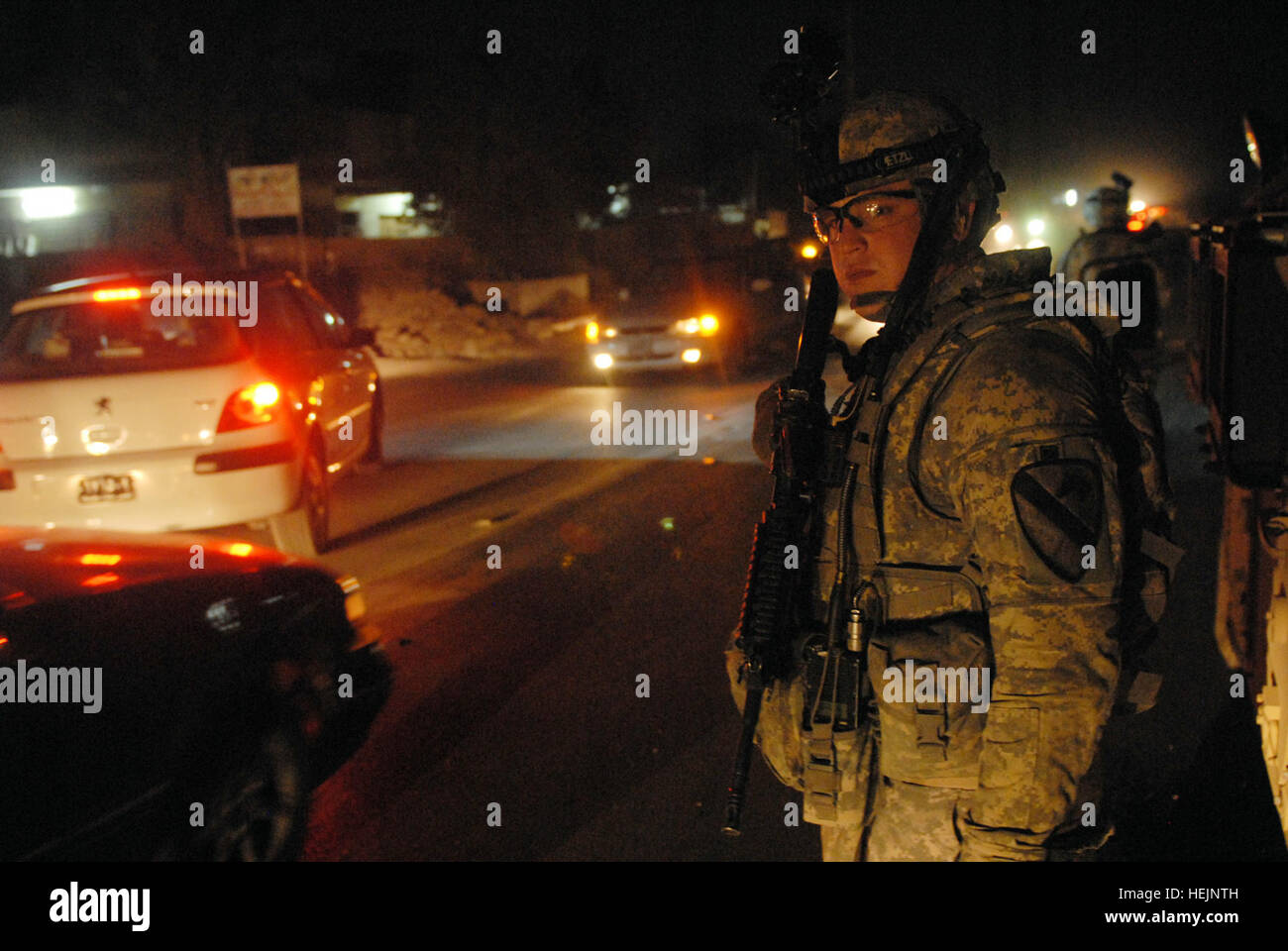 Sgt. Aron Stanley, ein Tanker von Snyder, Texas, Company C, 2. Bataillon, 5. Kavallerie-Regiment, 1st Brigade Combat Team, 1. Kavallerie-Division zugewiesen wartet für den Verkehr vor der Kreuzung während einer gemeinsamen Patrouille zu verhindern, dass die Aufständischen indirektes Feuer vorwärts operativen Basen in Bagdad, Okt. 18 starten. Patrouille schreckt indirektes Feuer 214707 Stockfoto