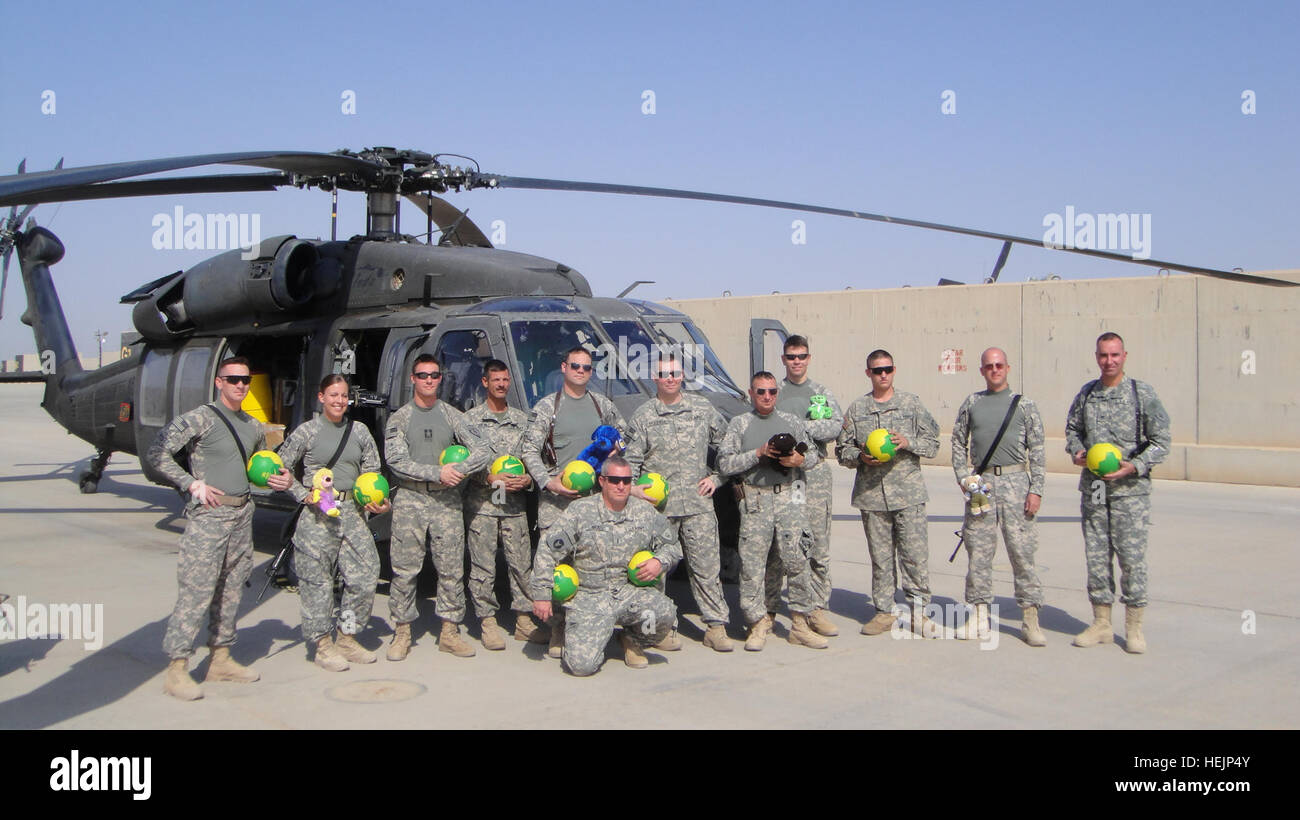 Task Force 38 Soldaten posieren mit Spielzeug und Fußbälle 21. Oktober 2009, vor einem UH-60 Black Hawk am Joint Base Balad, der Irak, vor der Auslieferung der Lieferungen an eine vorgeschobene operative Basis. Soldaten mit Soldaten und Zivilisten zu sammeln und Spenden an den irakischen Gemeinden gearbeitet. (Foto von Command Sergeant Major John Watson) Service-Mitglieder Spenden Zeit, waren Iraker 227209 Stockfoto