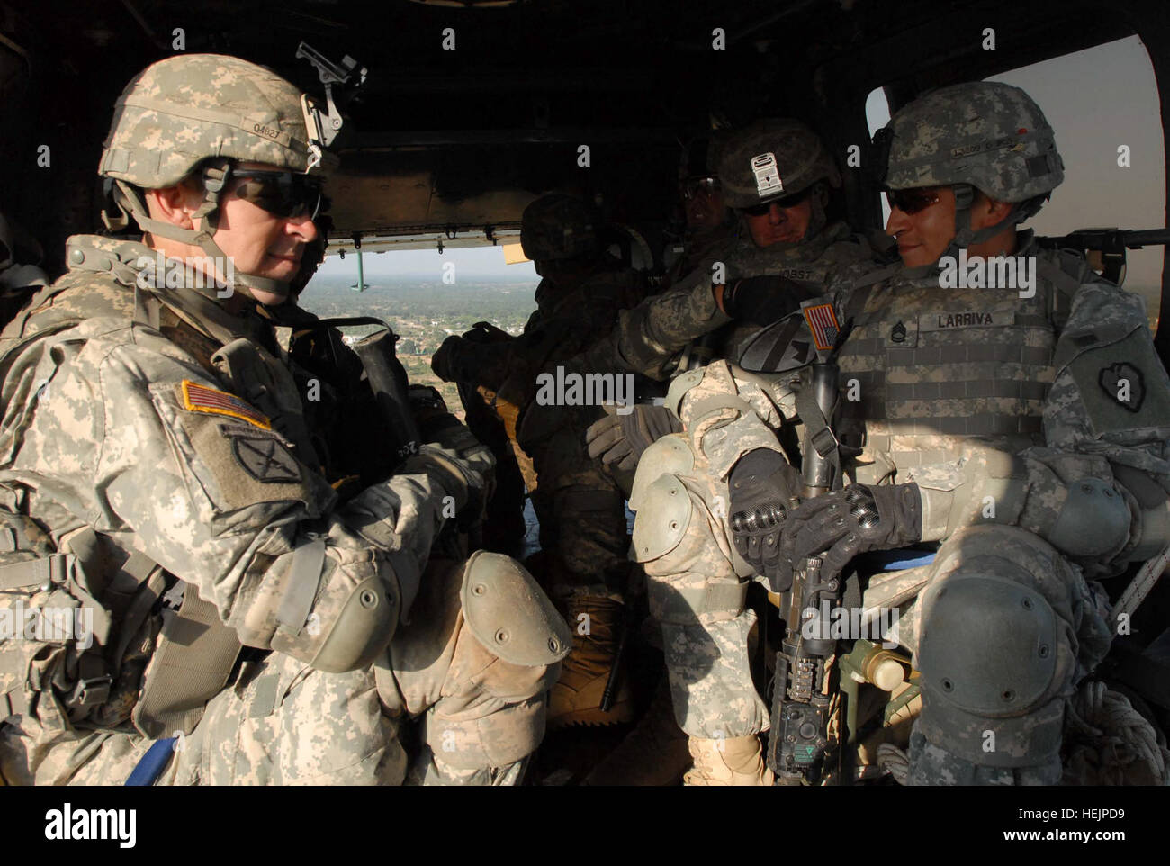 CAMP BUNDELA, Indien (23. Oktober 2009) – (von links) Sgt. Kyle O'Leary, Sgt. Charles Jobst und Sergeant First Class Santiago Larriva, Zug-Sergeant und anderen Soldaten aus der Truppe A, 2. Eskadron 14. Kavallerie-Regiment "Strykehorse," 2nd Stryker Brigade Combat Team, 25. Infanterie-Division von Schofield Barracks, Hawaii sind von der indischen Armee 201. Armee Fliegerstaffel bei statischer Belastung Ausbildung geflogen. Die Soldaten in einem Advanced Light Helicopter, eine indische Armee Hubschrauber, während Übung Yudh Abyas 09, eine bilaterale Übung unter Einbeziehung der Armeen von Indien und den Vereinigten Staaten ausgebildet. (Phot Stockfoto