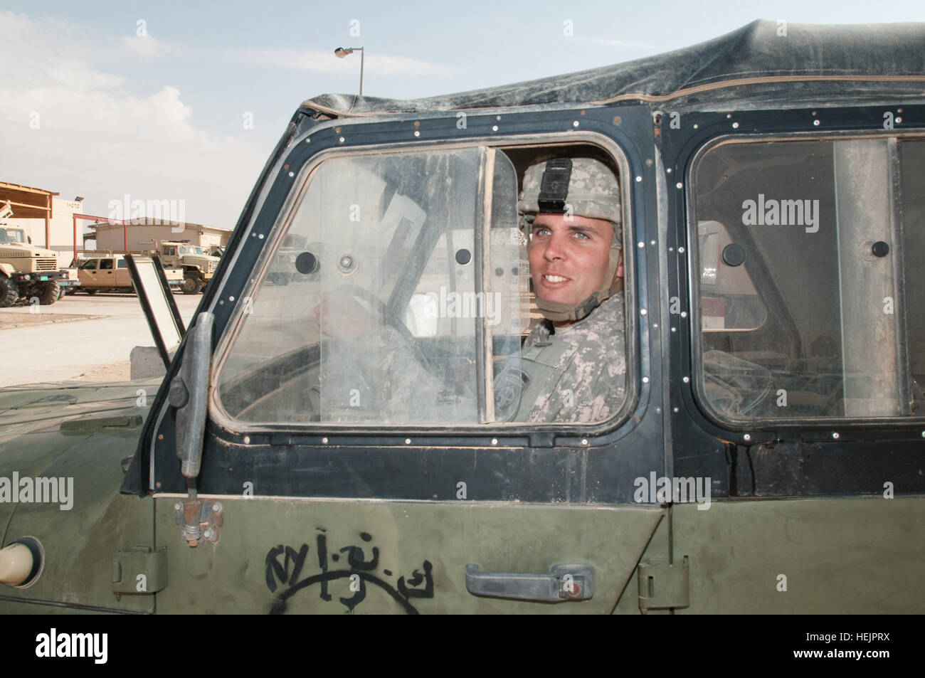 SPC. John Tate, ein Mechaniker mit 307th Brigade Support Battalion, 1. Brigade der 82. US-Luftlandedivision (beraten und unterstützen Brigade), steuert einen made in Russia "Waz" Jeep abgeschleppt von der 7. irakische Armee Division, Motor Transport Regiment, Wartung des Unternehmens Fuhrpark an den nahe gelegenen amerikanischen Motor-Pool für Reparaturen, Okt. 29, Camp Mejid, Irak. Einmal Tate und seine Kollegen Mechanik herauszufinden, wie die Reparaturen zu machen, die Iraker Lehren sie was sie gelernt haben. Auf dem Boden mit Beratung und Beistand Commander 222088 Stockfoto