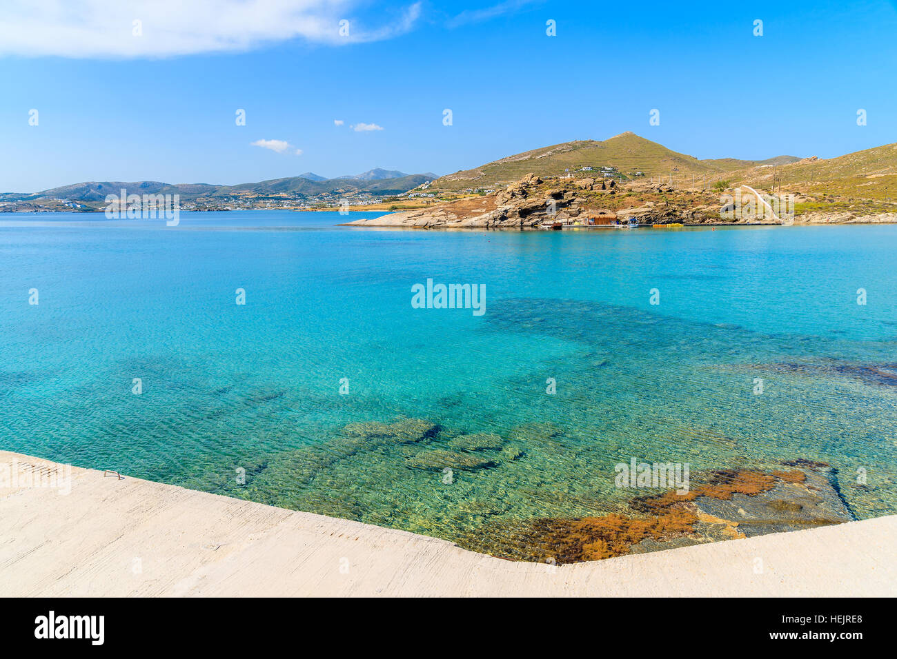 Schöne kristallklares Meerwasser Monastiri Bucht auf der Insel Paros, Griechenland Stockfoto