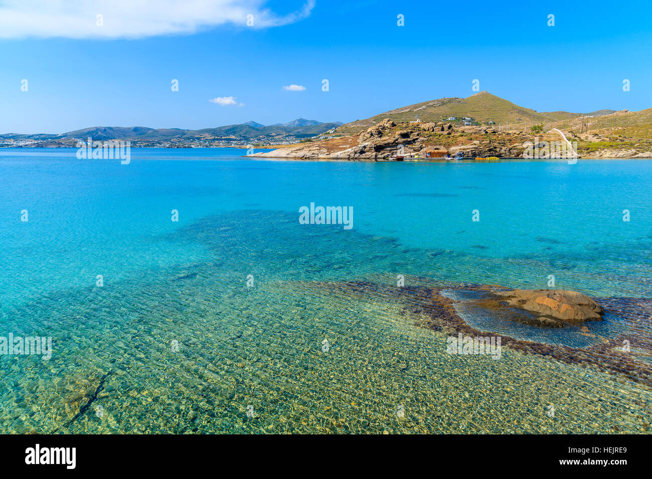 Schöne kristallklares Meerwasser Monastiri Bucht auf der Insel Paros, Griechenland Stockfoto