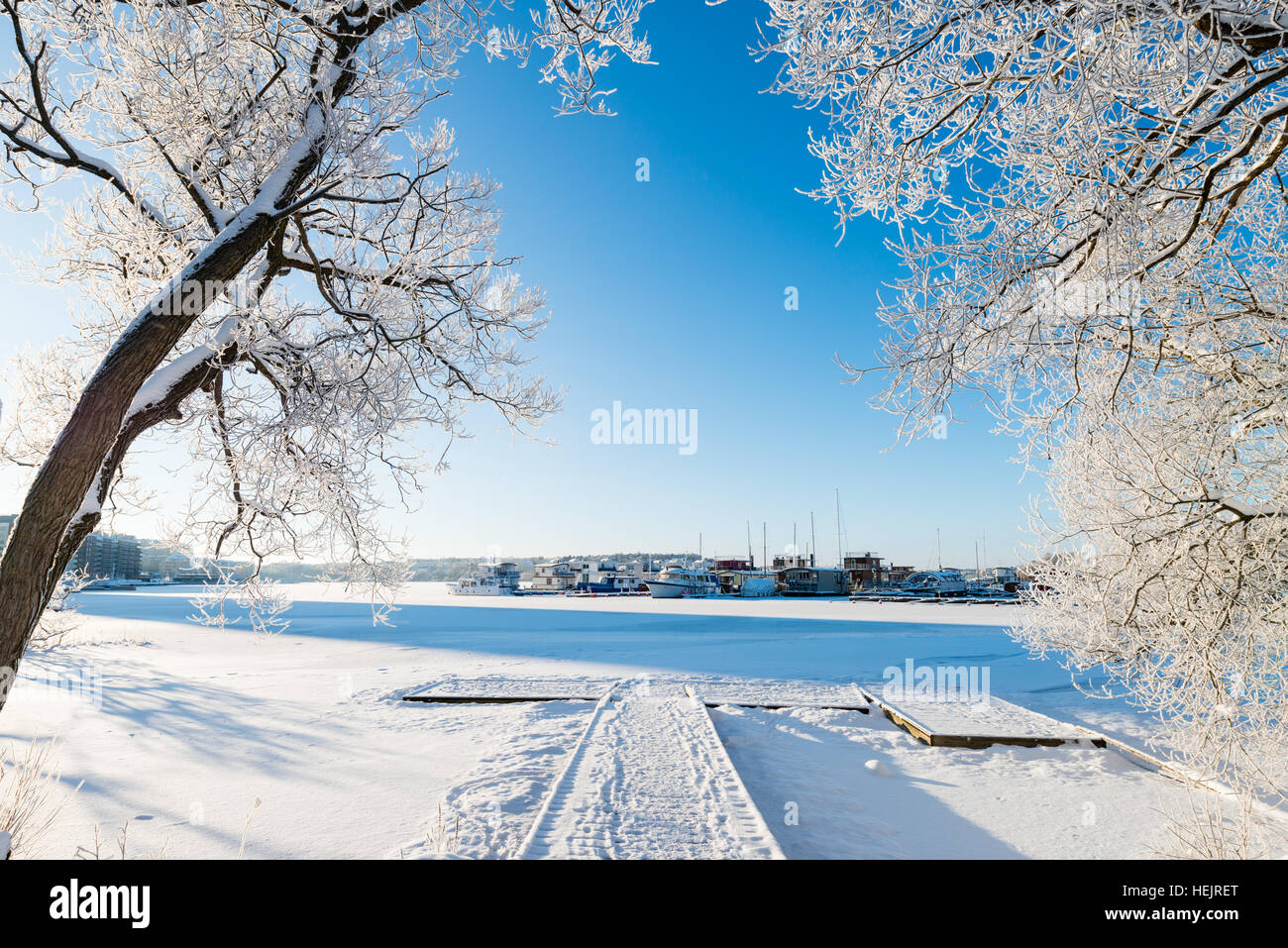 Gefrorene Meer und Schnee bedeckt Stockholm im winter Stockfoto