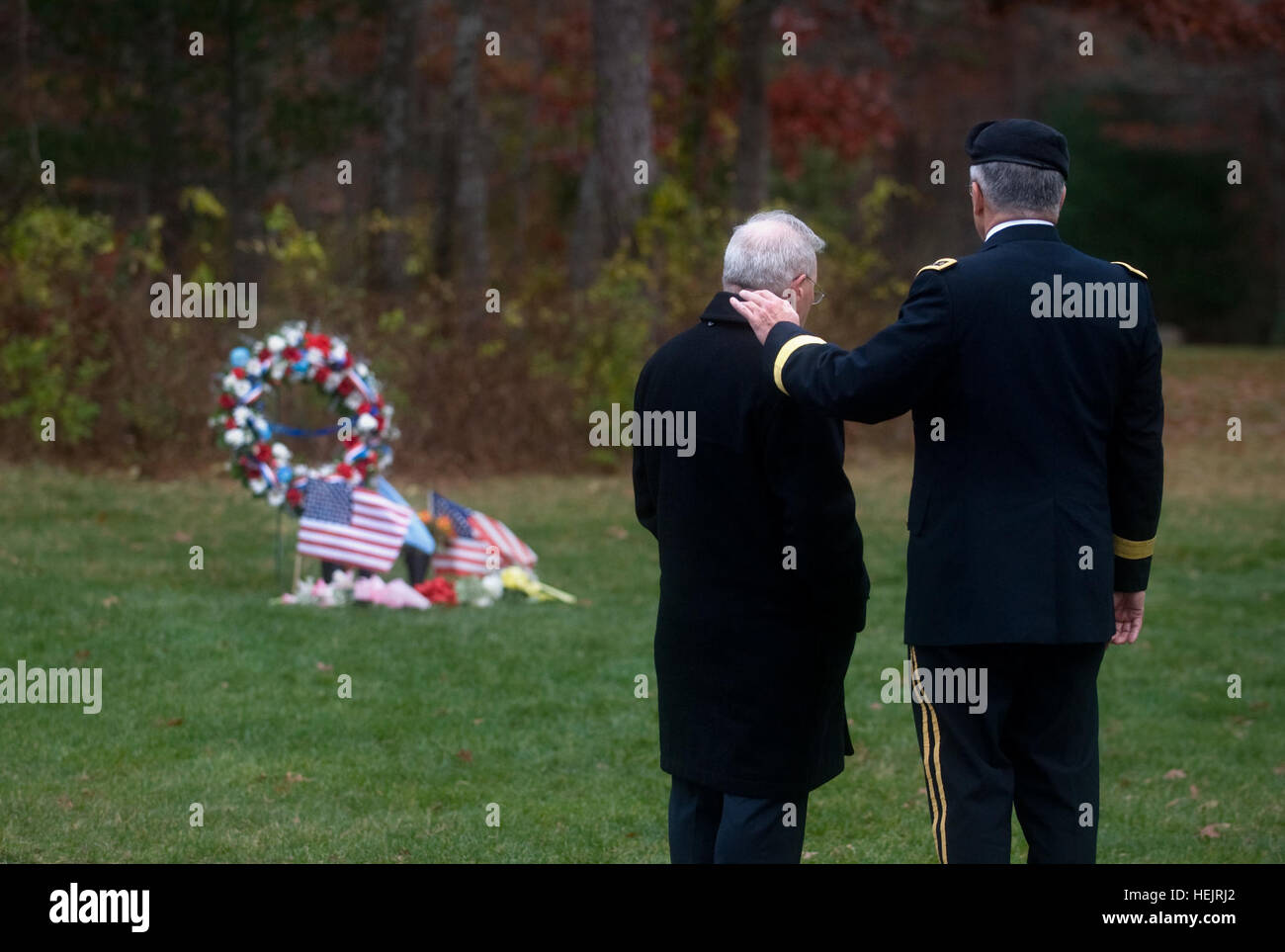 Paul Monti, Vater der Ehrenmedaille Empfänger Jared C. Monti und Army Chief Of Staff General George W. Casey Jr., Stand in der Nähe von Sgt 1. Klasse Monti Grabstätte am Veterans Day bei der Messe nationale Zeremonie in Bourne, 11. November 2009.  SFC Jared C. Monti wurde posthum die landesweit höchste Auszeichnung für Tapferkeit, die Medal Of Honor verliehen.  Armee-Foto von D. Myles Cullen (freigegeben) Flickr - die US-Armee - Erinnerung an Sgt. 1. Klasse Jared C. Monti am Veterans Day Stockfoto