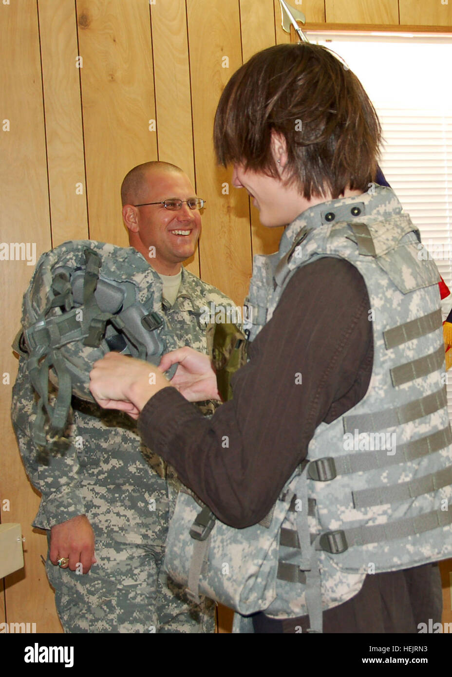 Major Eric Wilson, das Bataillon Ausbildungsleiter für die 3-411th Logistic Support Battalion, Uhren als Clint Haines, ein Student an der Center Grove High School in Greenwood, ind., setzt auf individuelle Body Armor zu sehen, was die Soldaten tragen zu allen Zeiten, wenn bereitgestellt. Haines ist Interesse an der US Military Academy und Wilson, ein Absolvent war Fragen zu beantworten und Haines zeigt das Leben der Offizier bei der lokalen Student Camp Atterbury, Indiana (U.S. Army Foto von Tegan Kucera Spc.) hat den Wunsch, die US Military Academy 226688 besuchen Stockfoto