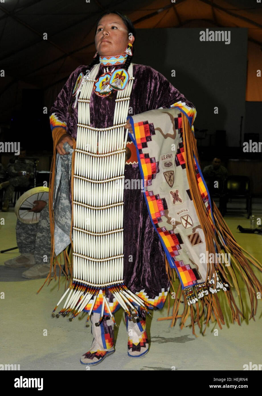 Sgt. Mary Ann Bullhead-Chavez, ein Offizier der Militärpolizei mit 720ste Konvoi Support Battalion aus Albuquerque, NM, führt einen nördlichen traditionellen Tanz der Frauen entstanden aus dem Native American Plains Stamm an die nationalen Native American Heritage Month Begehung 14 November im Memorial Hall in Kontingenz operative Lage Adder, Irak. Native American Soldaten feiern, Teil der Kultur 225894 Stockfoto