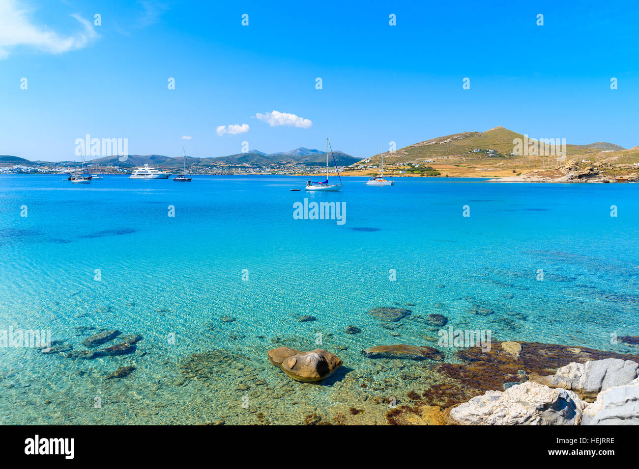 Schöne kristallklares Meerwasser Monastiri Bucht auf der Insel Paros, Griechenland Stockfoto