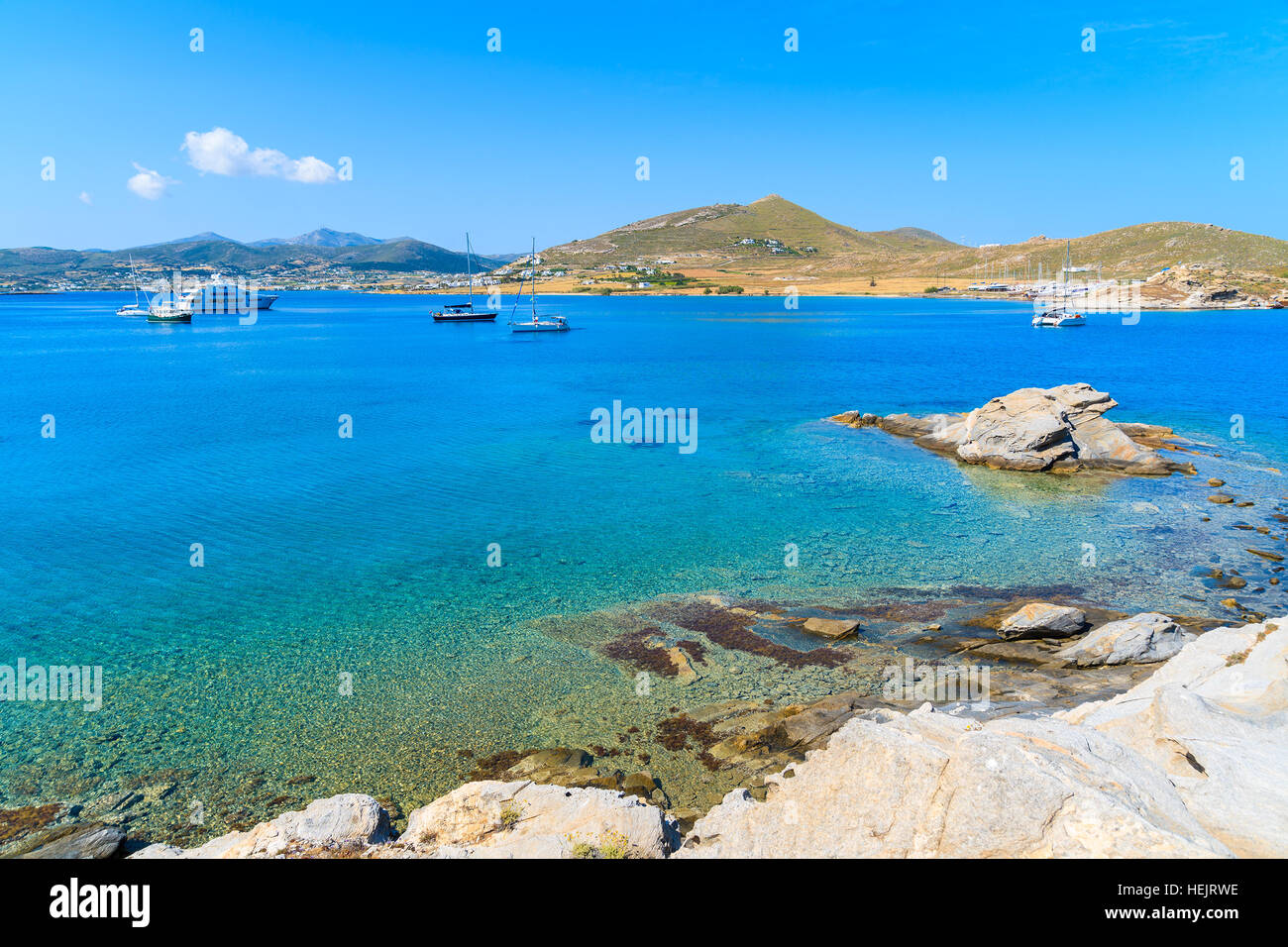 Schöne kristallklares Meerwasser Monastiri Bucht auf der Insel Paros, Griechenland Stockfoto