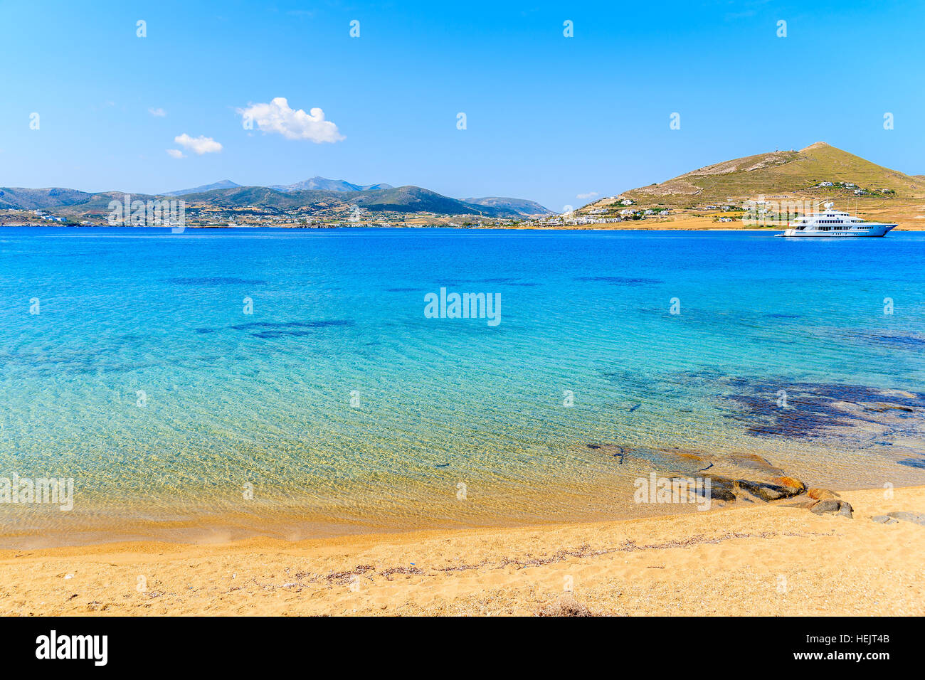 Schöner Strand mit kristallklarem Meerwasser Monastiri Bucht auf der Insel Paros, Griechenland Stockfoto