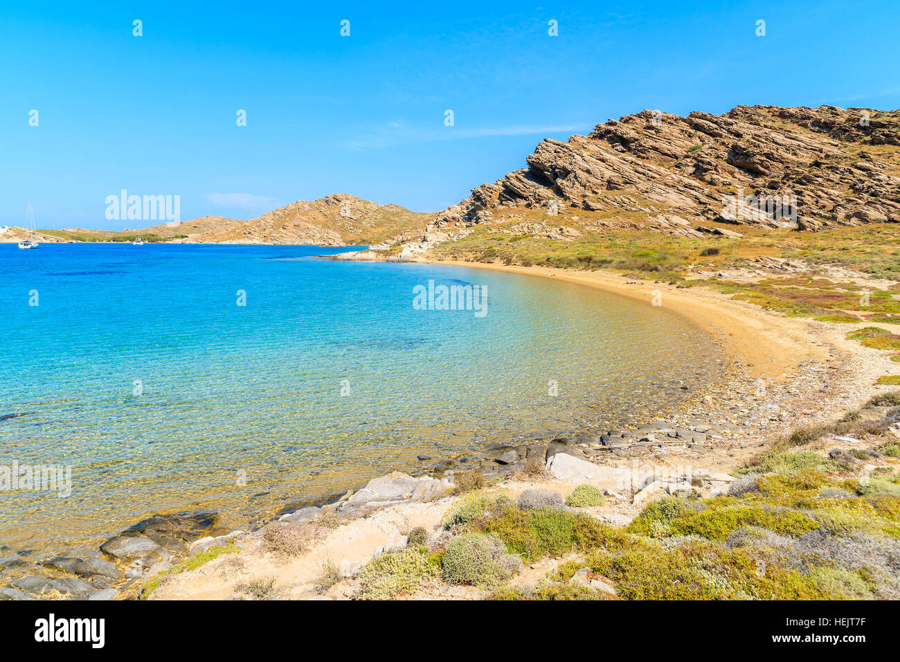 Schöner Strand mit kristallklarem Meerwasser in Monastiri Bucht auf der Insel Paros, Griechenland Stockfoto