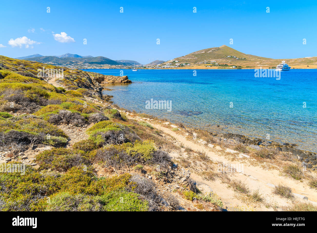 Schönen Küstenweg entlang kristallklaren Meerwasser in Monastiri Bucht auf der Insel Paros, Griechenland Stockfoto
