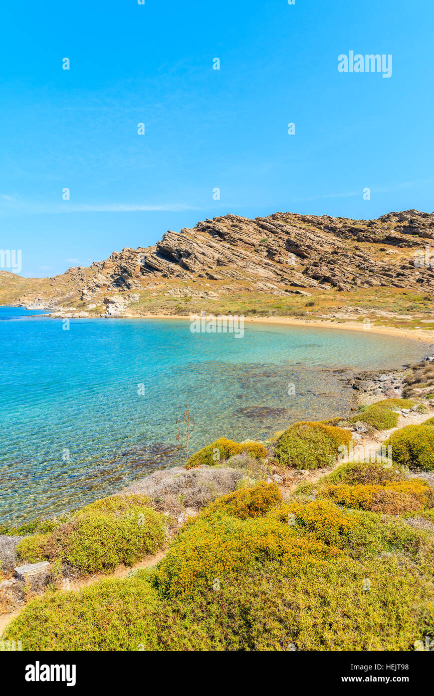 Schönen Küstenweg entlang kristallklaren Meerwasser in Monastiri Bucht auf der Insel Paros, Griechenland Stockfoto