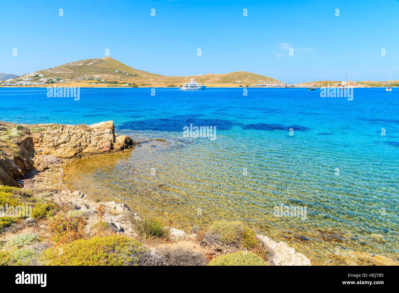 Schöner Strand mit kristallklarem Meerwasser in Monastiri Bucht auf der Insel Paros, Griechenland Stockfoto