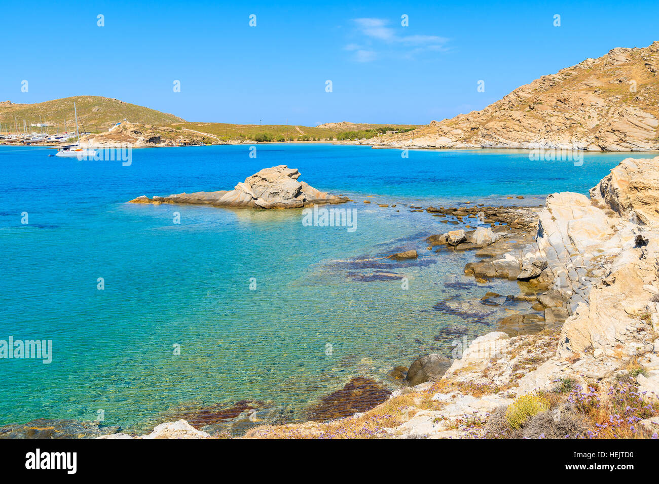 Wunderschöne Küste mit kristallklarem Meerwasser in Monastiri Bucht auf der Insel Paros, Griechenland Stockfoto