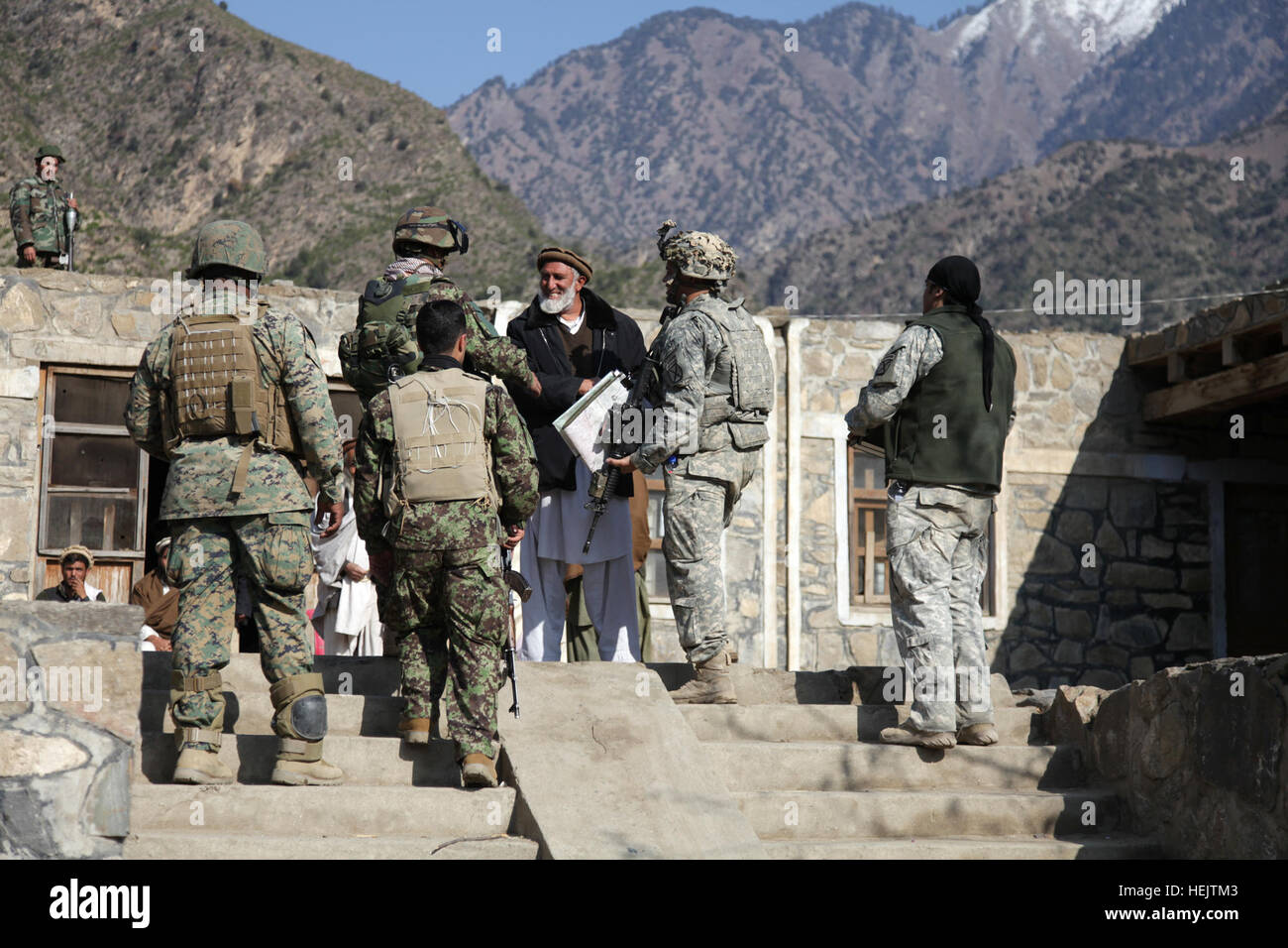 US Army Captain Albert "Paco" Bryant, von Washington, D.C., Marine Kapitän Marcus Young von Maryland und Afghan National Army Soldaten mit dem Sub-Governor Shigal im Dorf Lachey in der Provinz Kunar, Afghanistan am 7. Dezember treffen. Bryant ist der Kommandant der Combat Company, 1. Bataillon, 32. Infanterie-Regiment, 3rd Brigade Combat Team, 10th Mountain Division und Young ist eine eingebettete Schulungsteam Kommandeur. OperationEnduringFreedom-SGTTeddyWadePhotographs-01 Stockfoto