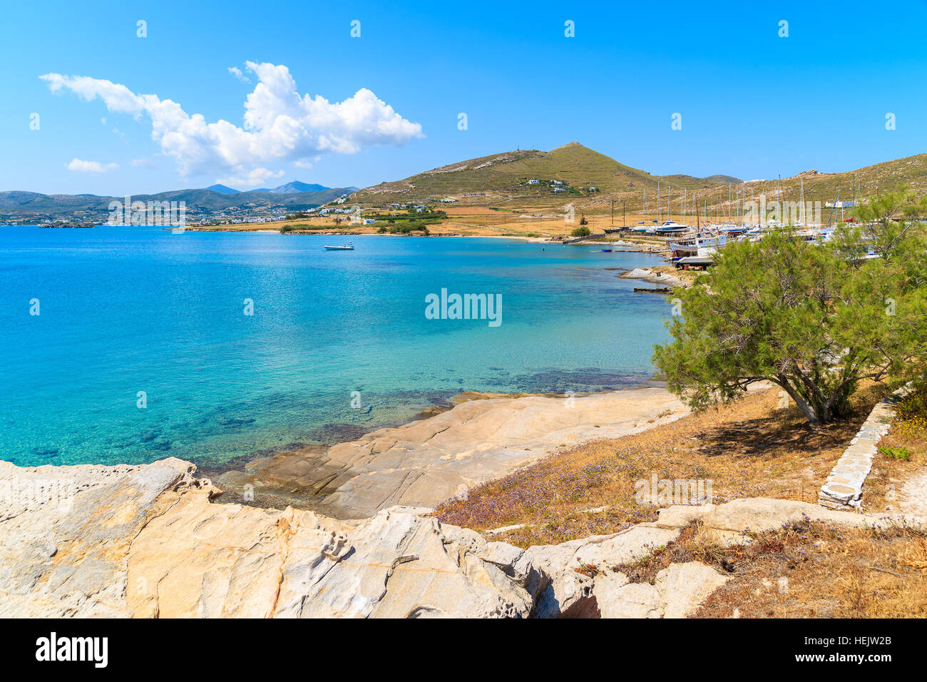 Schöne Küste von Paros Insel in Monastiri Bucht, Griechenland Stockfoto