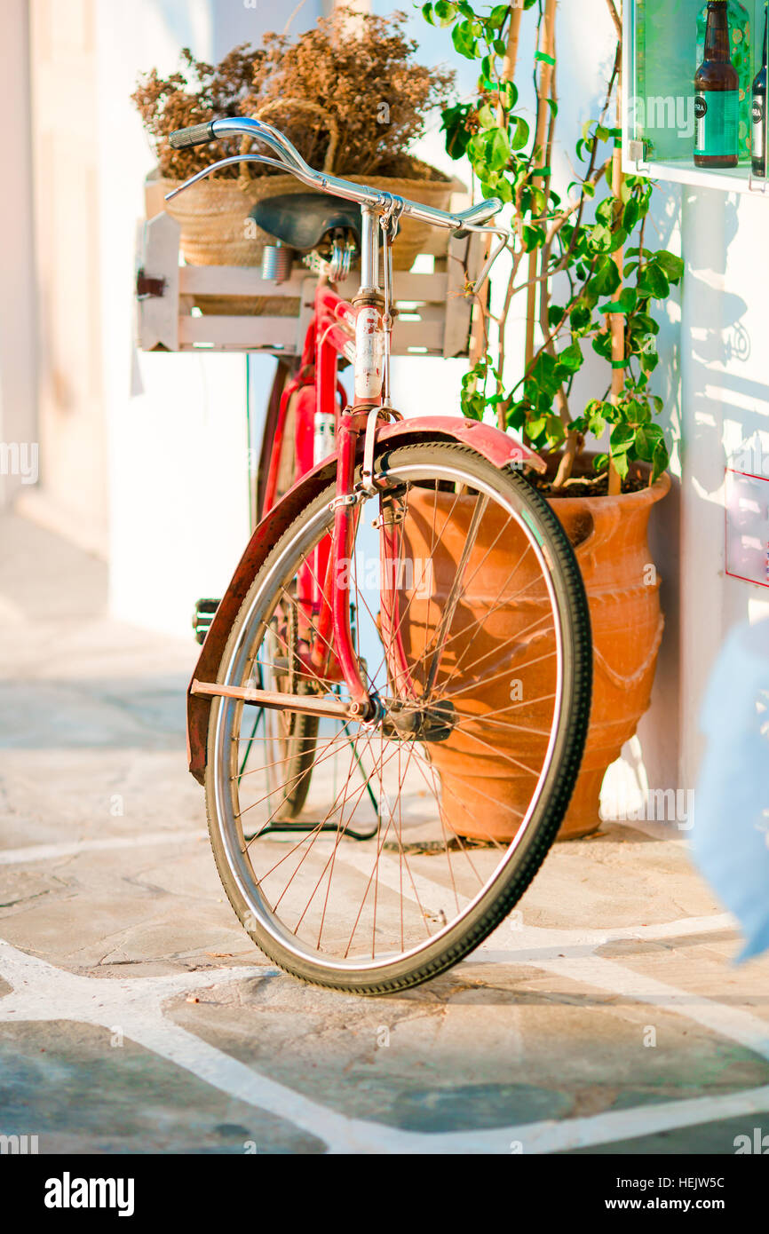 Schöne Vintage Fahrrad in der Nähe des Hauses auf Italienisch Straße  Stockfotografie - Alamy